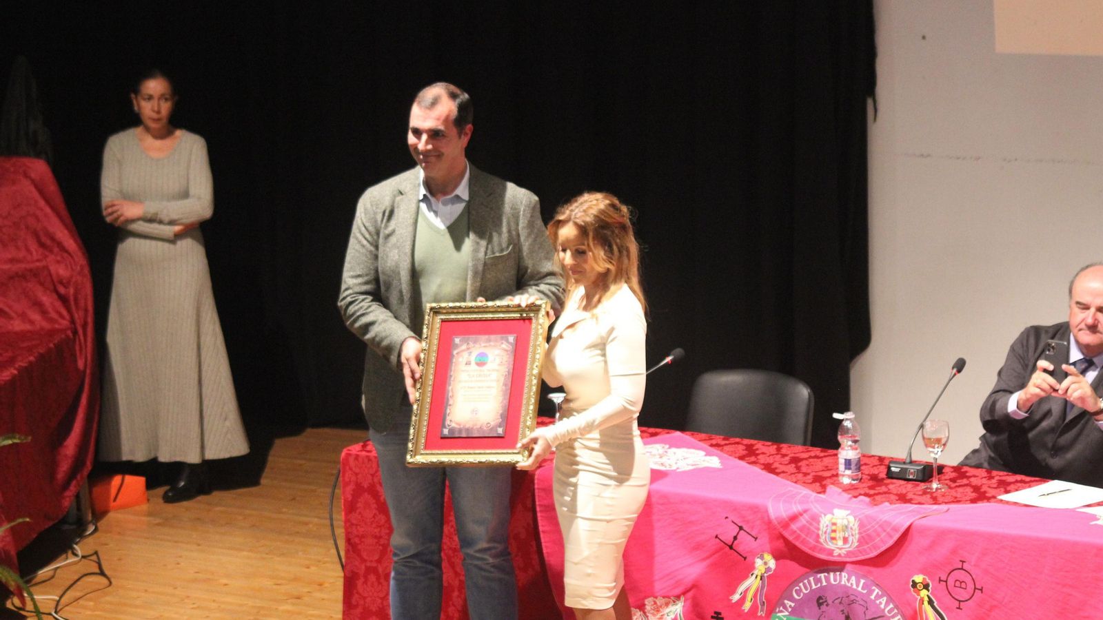 El alcalde de Trigueros, Videl Blanco, junto a la periodista Beatriz García.