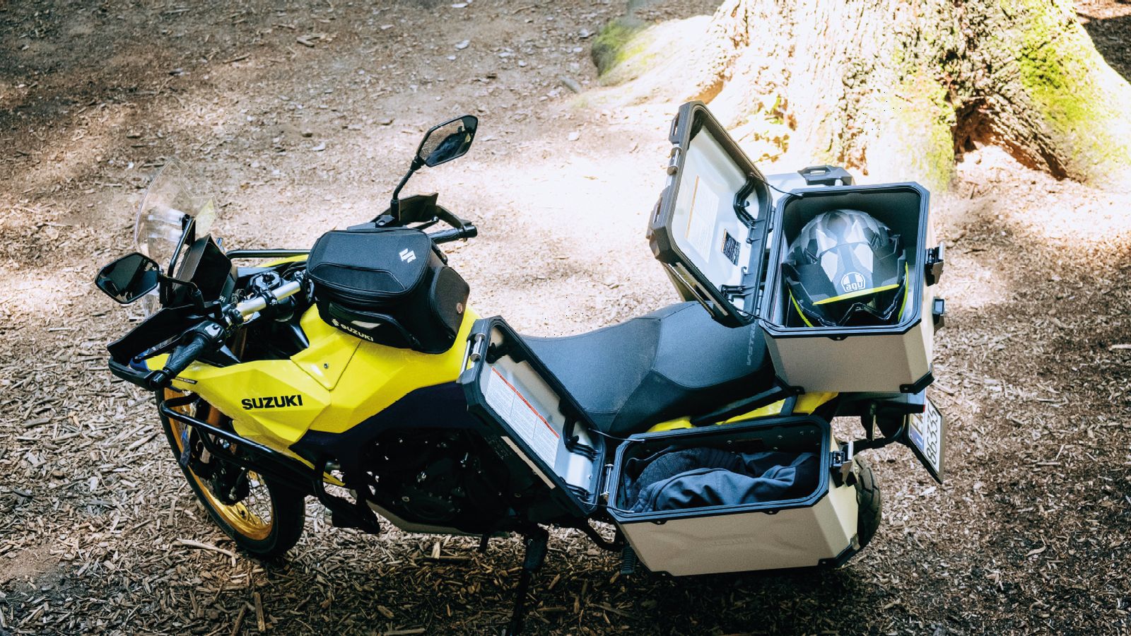 La nueva trail de Suzuki tienen una orientación netamente aventurera, no sólo por sus aptitudes en todos los terrenos, también por las posibilidades de carga que admite.