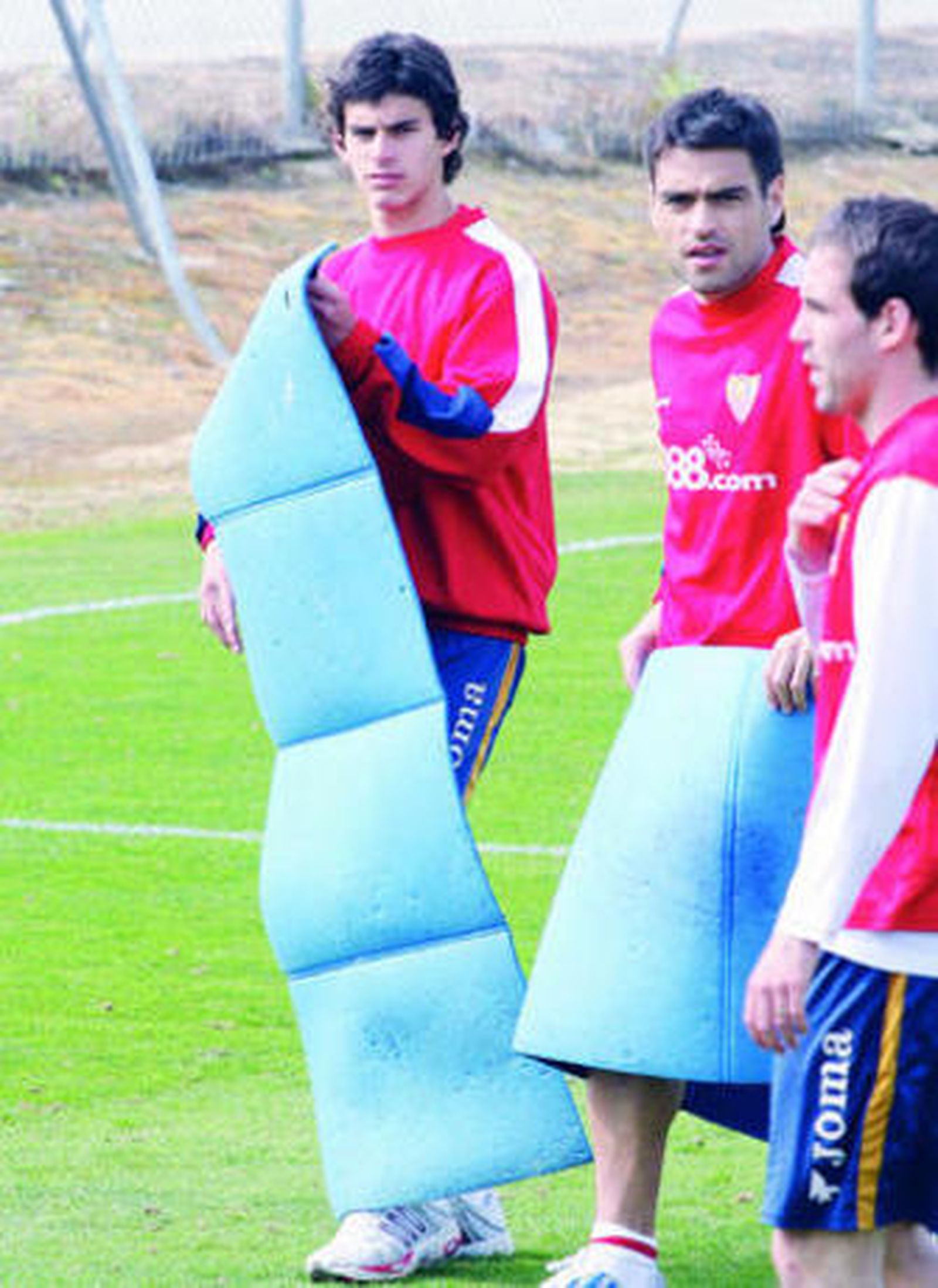 Duscher dialoga con Fernando Navarro en un receso.