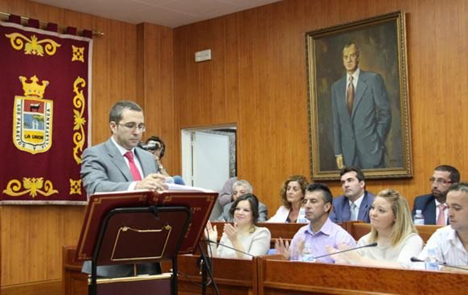 Obligan al alcalde a reducir asesores y destinar esos sueldos a ayudas