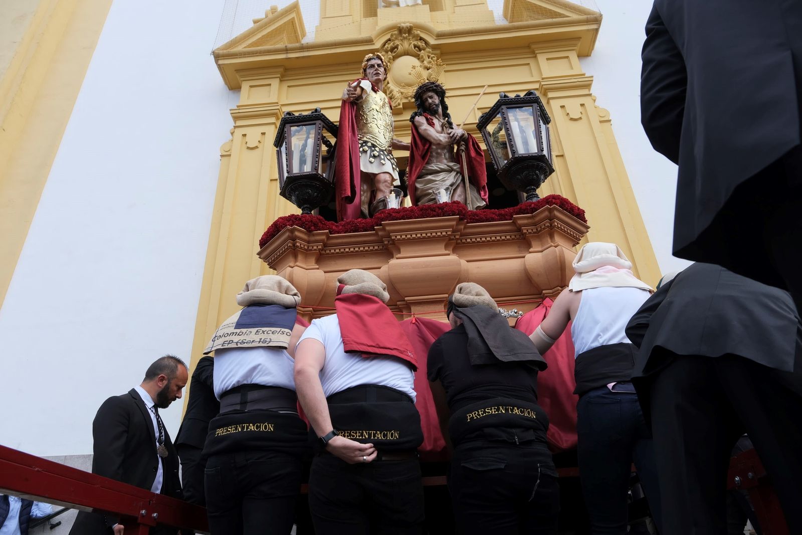 Sábado de Pasión en Córdoba: la procesión de la hermandad de la Presentación al Pueblo de Córdoba, en imágenes