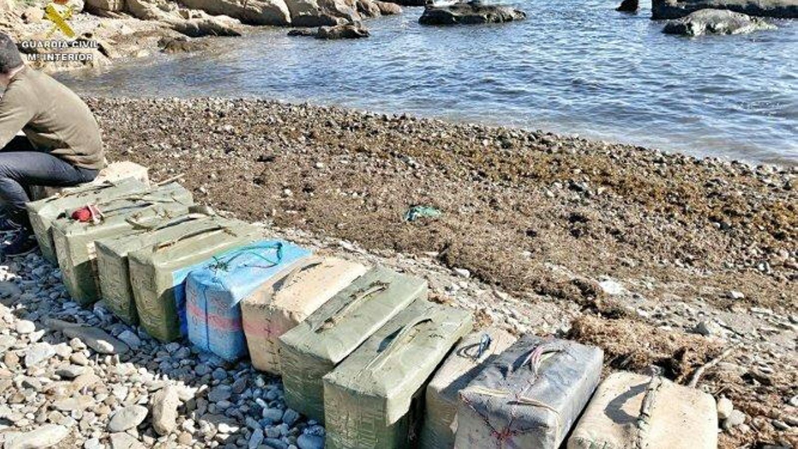 Fardos de hachís en una playa de Algeciras.