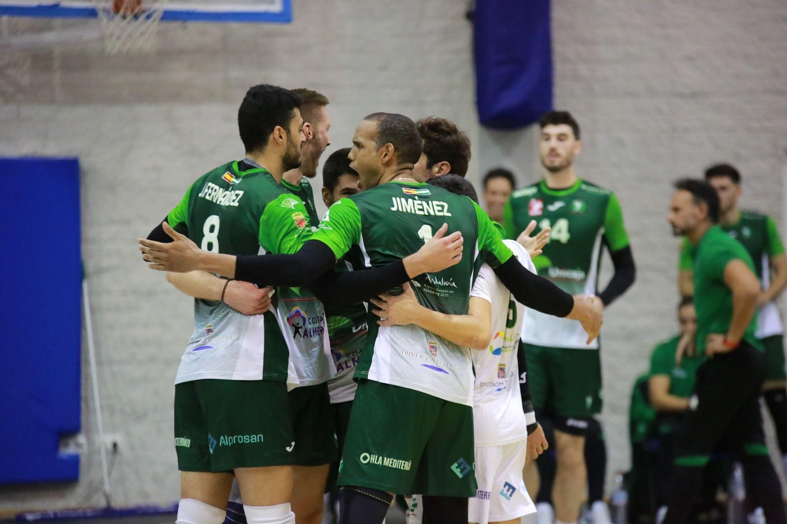 Piña del equipo almeriense tras un punto.