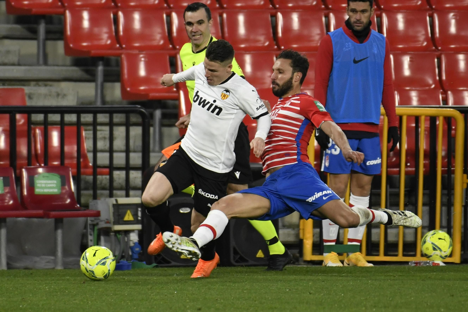 Germán trata de cortar un avance por banda de Kevin Gameiro, autor del gol del Valencia.