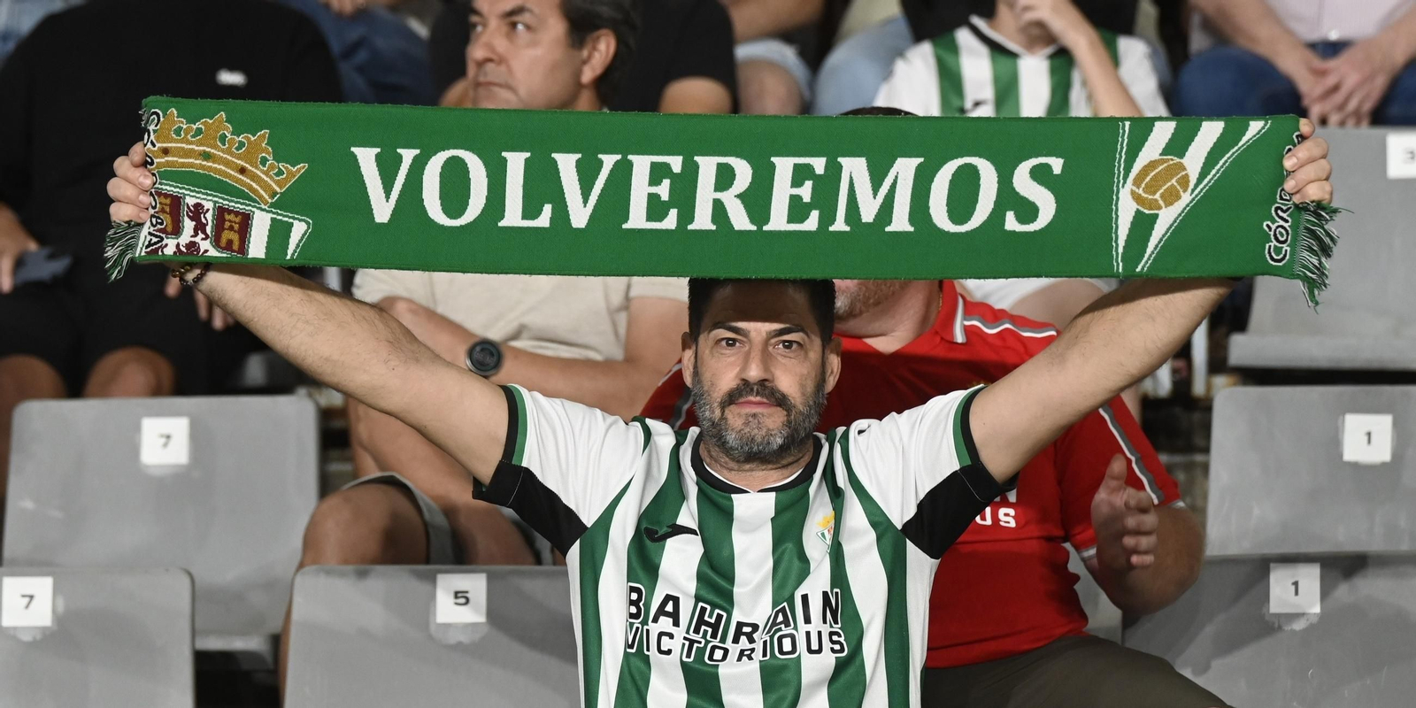 Un seguidor del Córdoba CF muestra su bufanda antes del Córdoba CF - Racing de Santander.