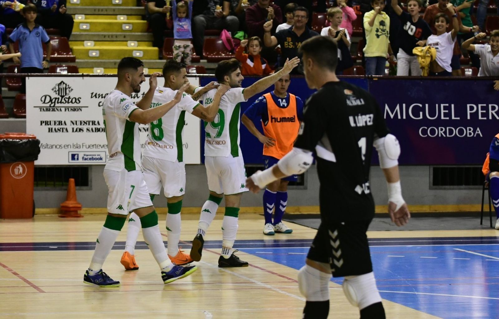 Los jugadores del Córdoba Futsal celebran uno de los goles logrados ante el Valdepeñas.