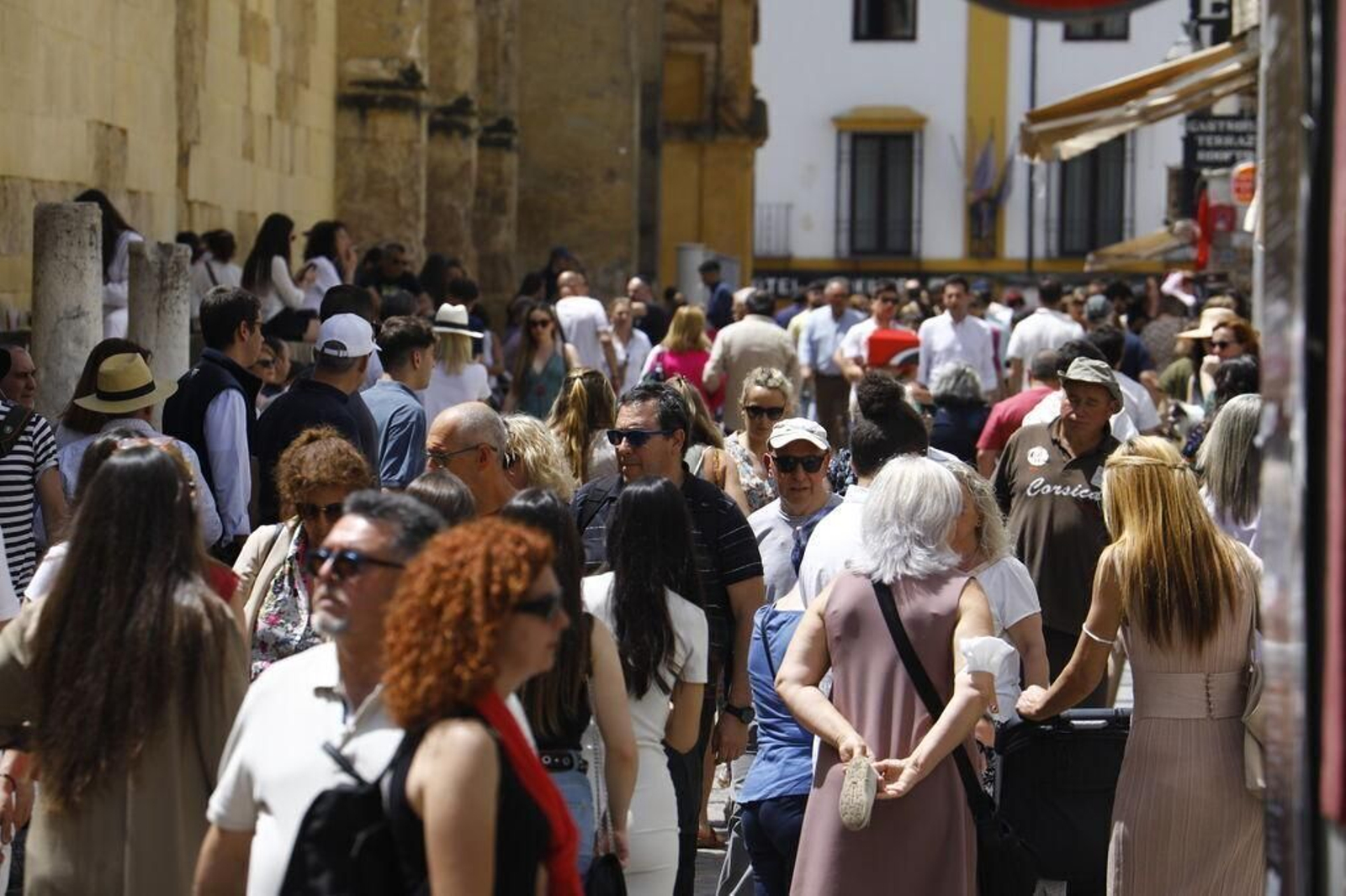 Turistas en el entorno de la Mezquita-Catedral.