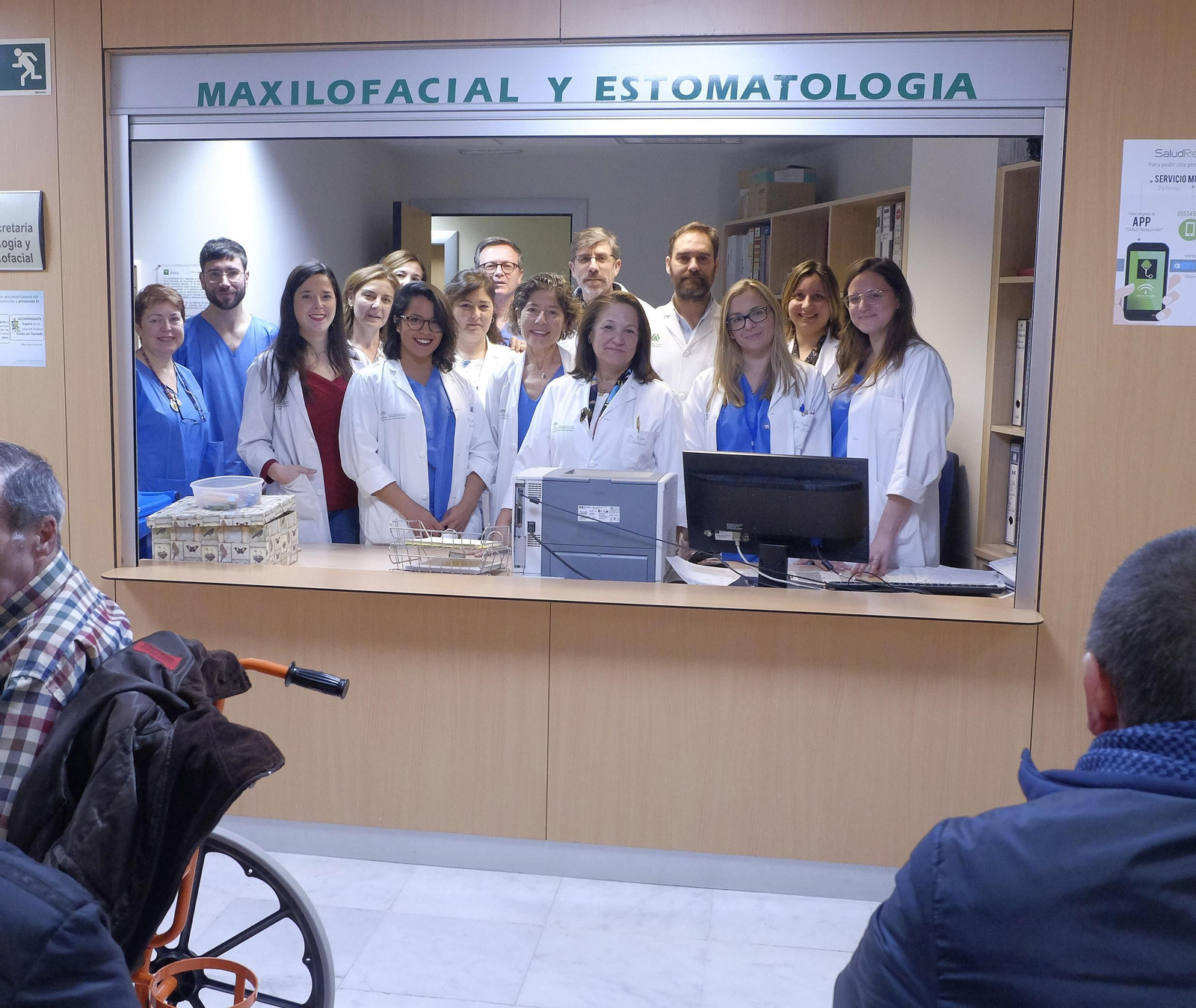 Miembros del equipo implicado en la biopsia selectiva de ganglio centinela: Julia Duran, Pedro Ruiz, Pilar Toledano, Ivanna Espinoza, Paz Torres, Clara Salazar, Cristina Bujan, Ana Moreno, en la primera fila; Encarna Delgado, Alicia Borrego, Javier Herce y Ana Avellaneda; y en la tercera fila, Aurora Pérez, Ignacio Gómez-Mendo y Francisco Mayorga, en el Hospital Macarena.