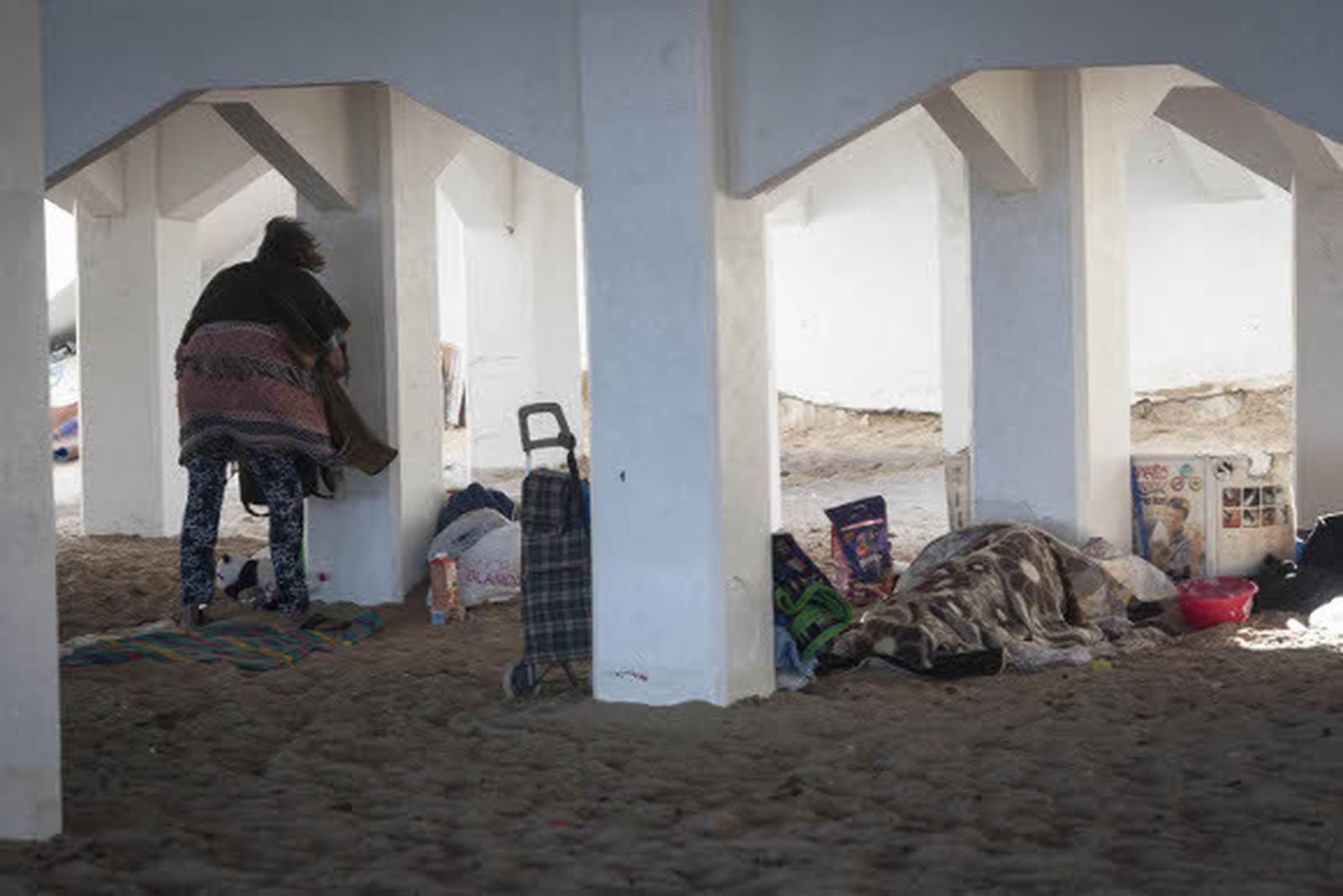 Los sin techo que duermen bajo el Balneario tendrán que dejar la playa mañana