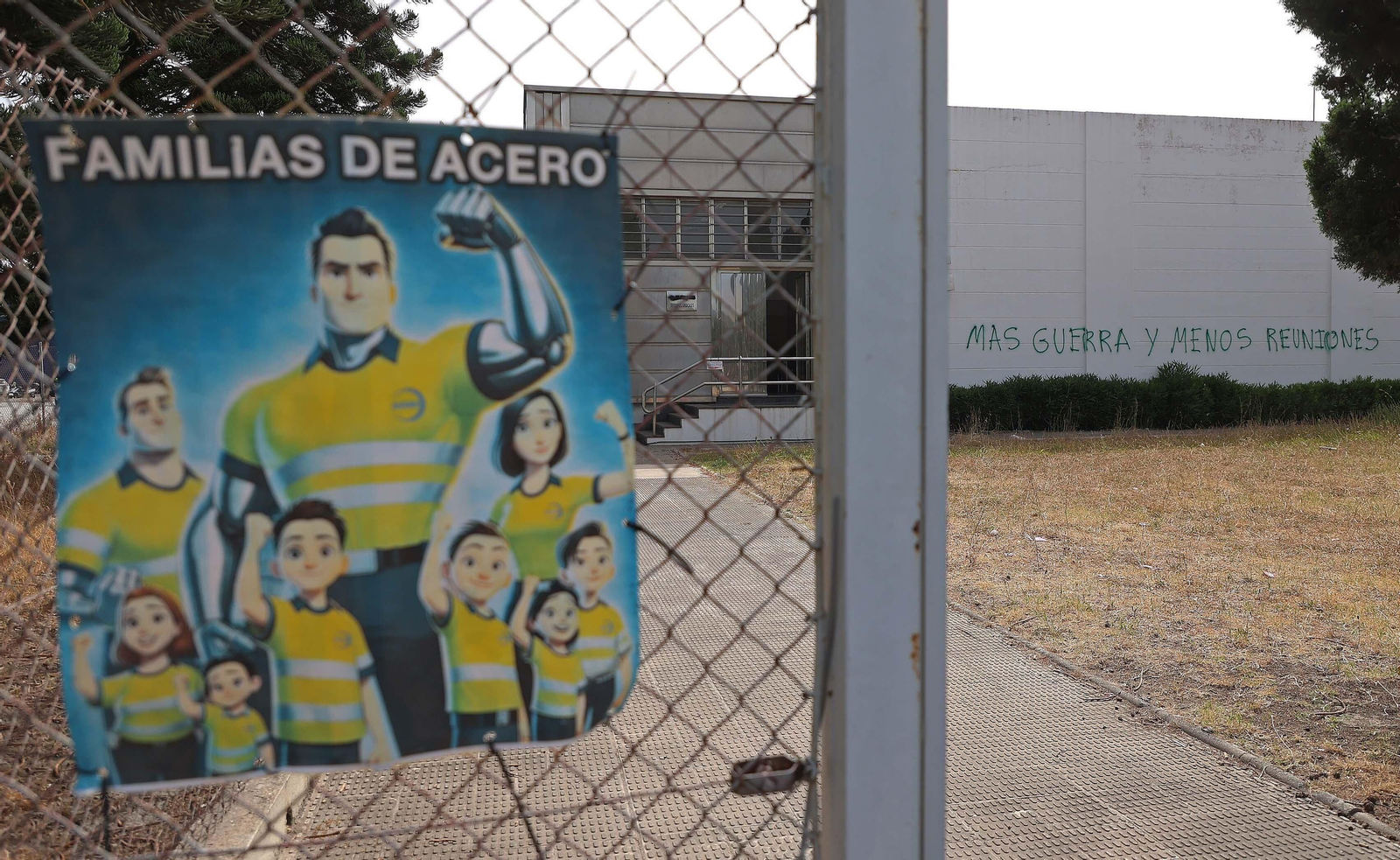 Imágenes de la asamblea de los huelguistas de Acerinox