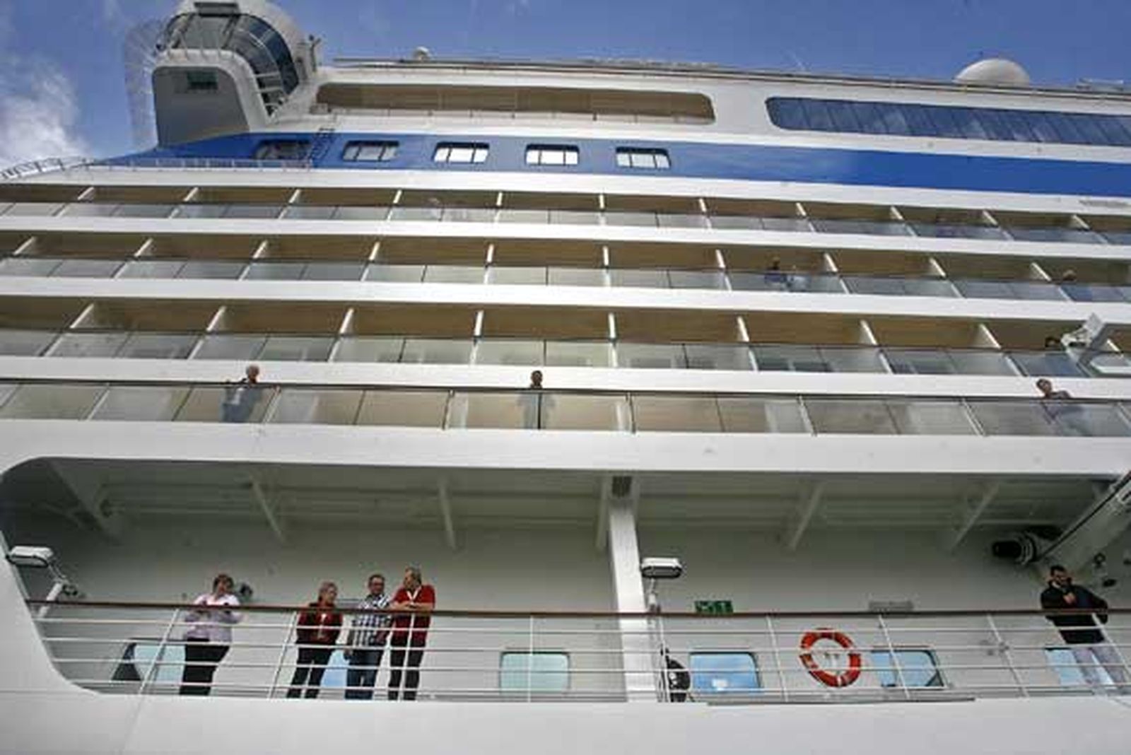 El 'Aidablu' es el primero de los 300 buques de este tipo que atracarán este año en el Puerto de Cádiz

Foto: Joaquin Pino