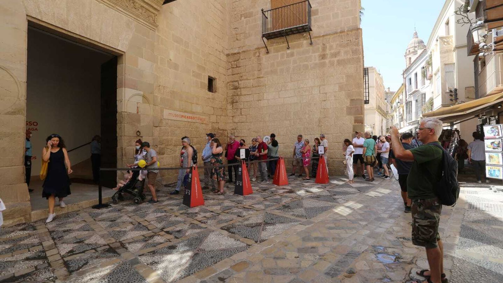 Colas en el exterior del MPM.