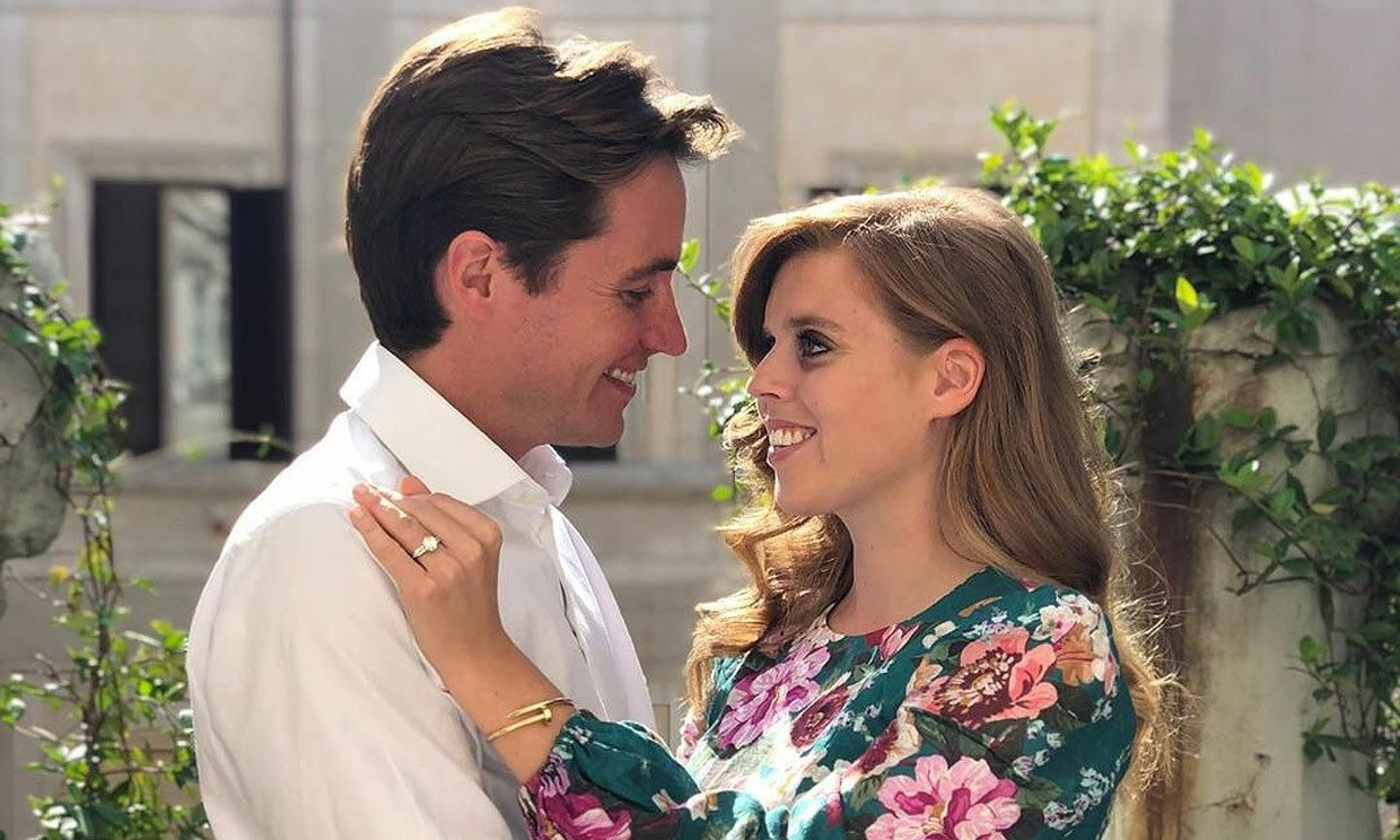 La princesa Beatriz y Edoardo Mapelli se miran enamorados en una de las imágenes con las que han anunciado su compromiso.
