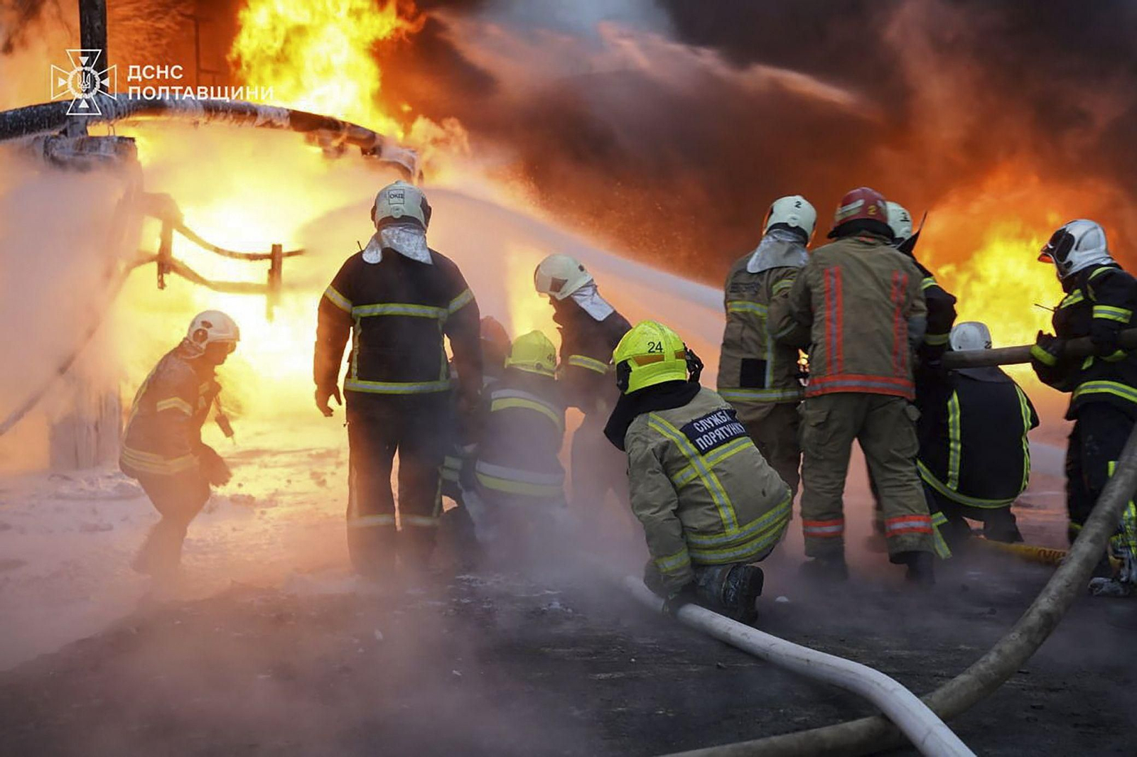 Trabajadores de los equipos de emergencia ucranianos tratan de sofocar un incendio en la región de Poltava.