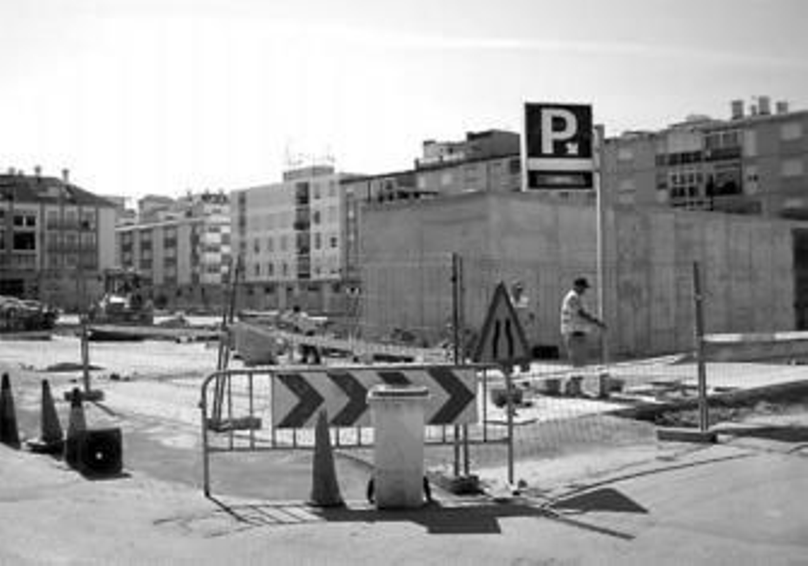 Vista de las obras de la plaza que se levanta sobre el aparcamiento de Torroba.