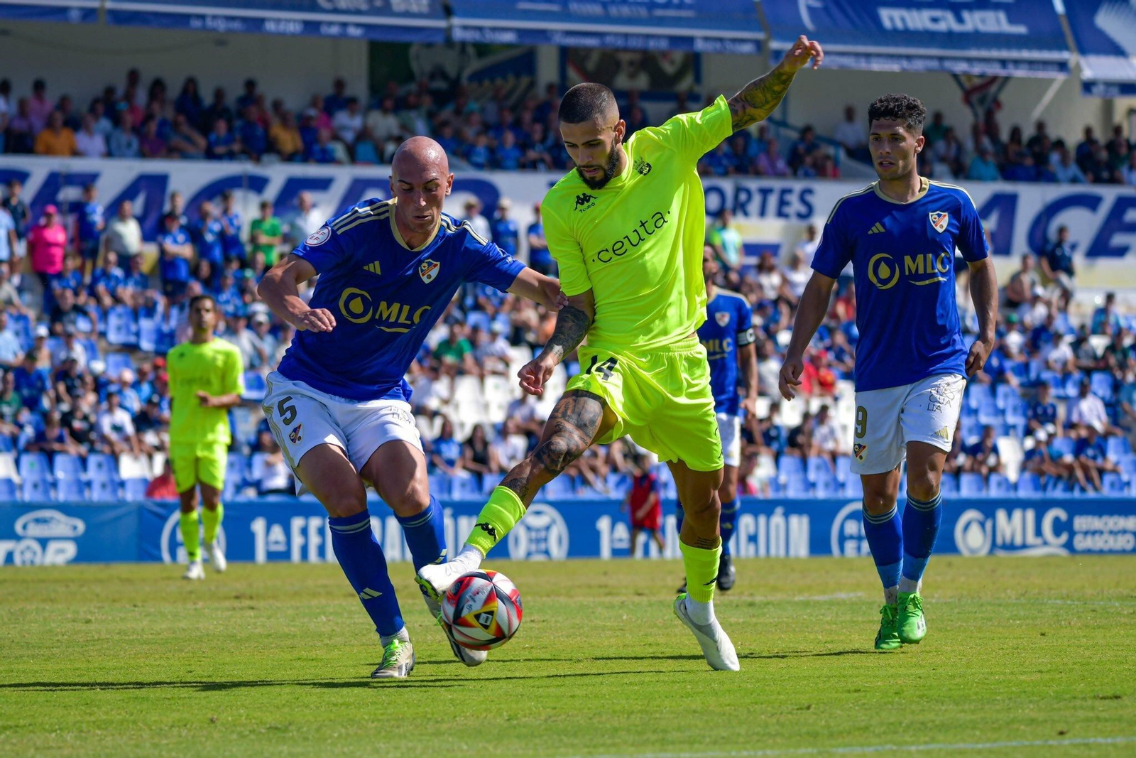 Rentero presiona a Julio Iglesias, en el partido disputado en Linarejos.