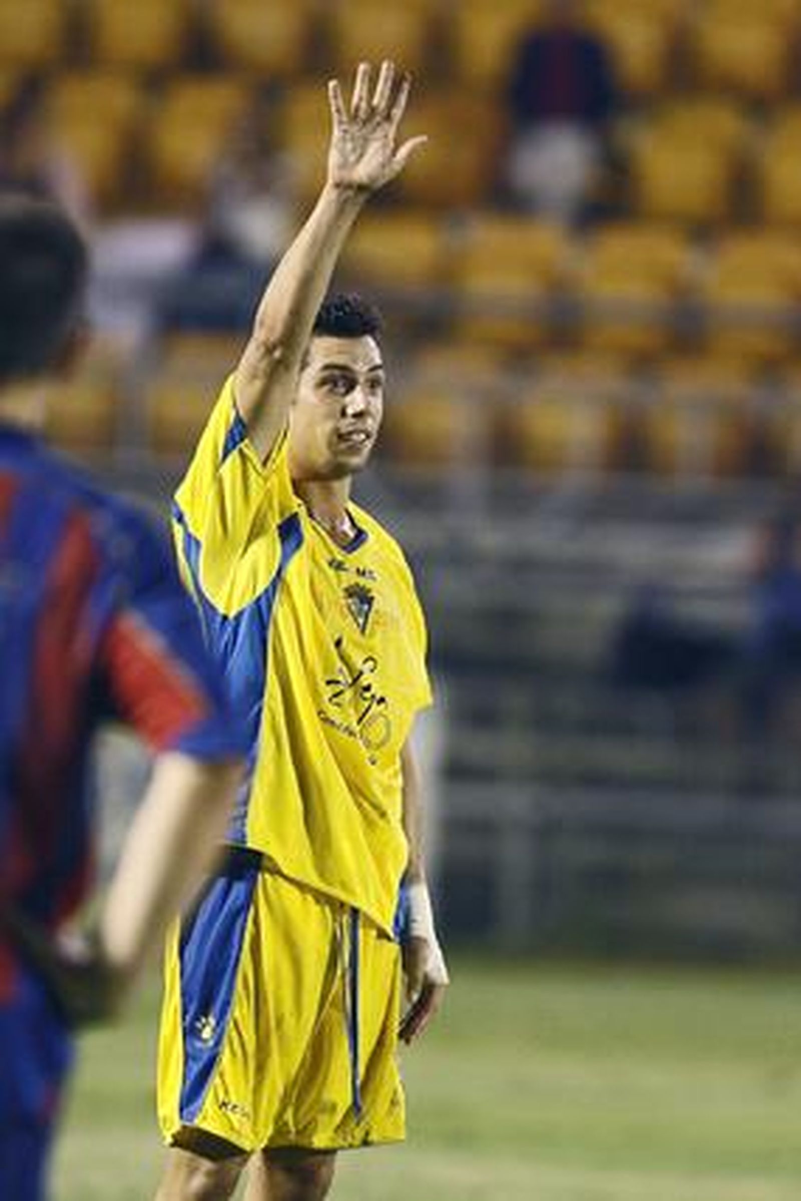 Caballero anuncia la jugada antes de sacar una falta. 

Foto: Joaquin Pino