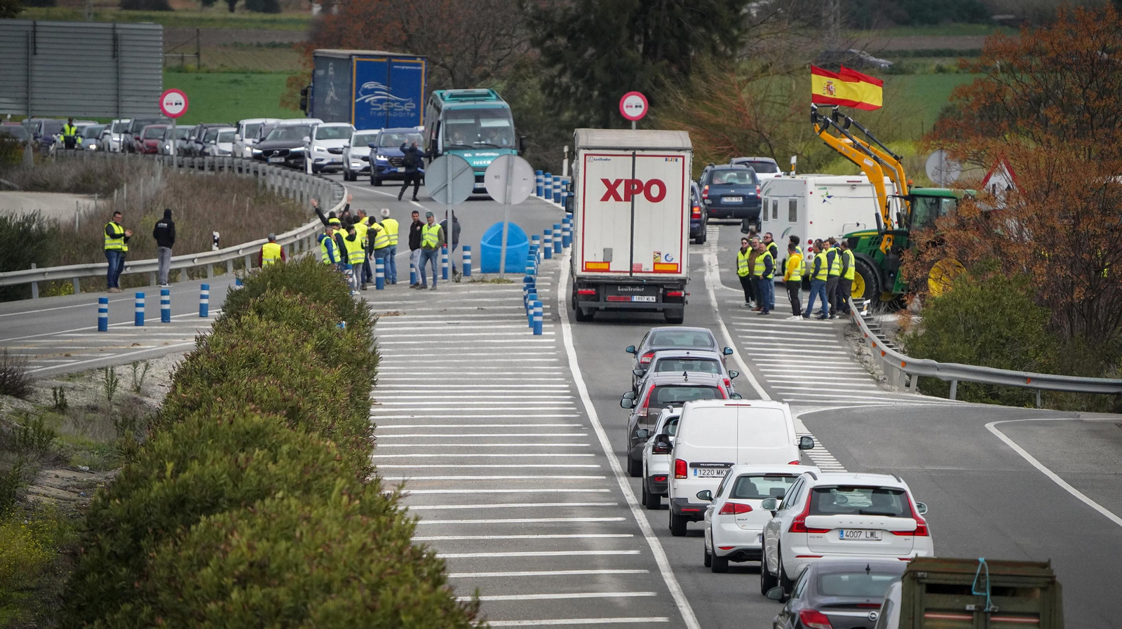 Agricultores y ganaderos vuelven a cortar la NIV en Jerez