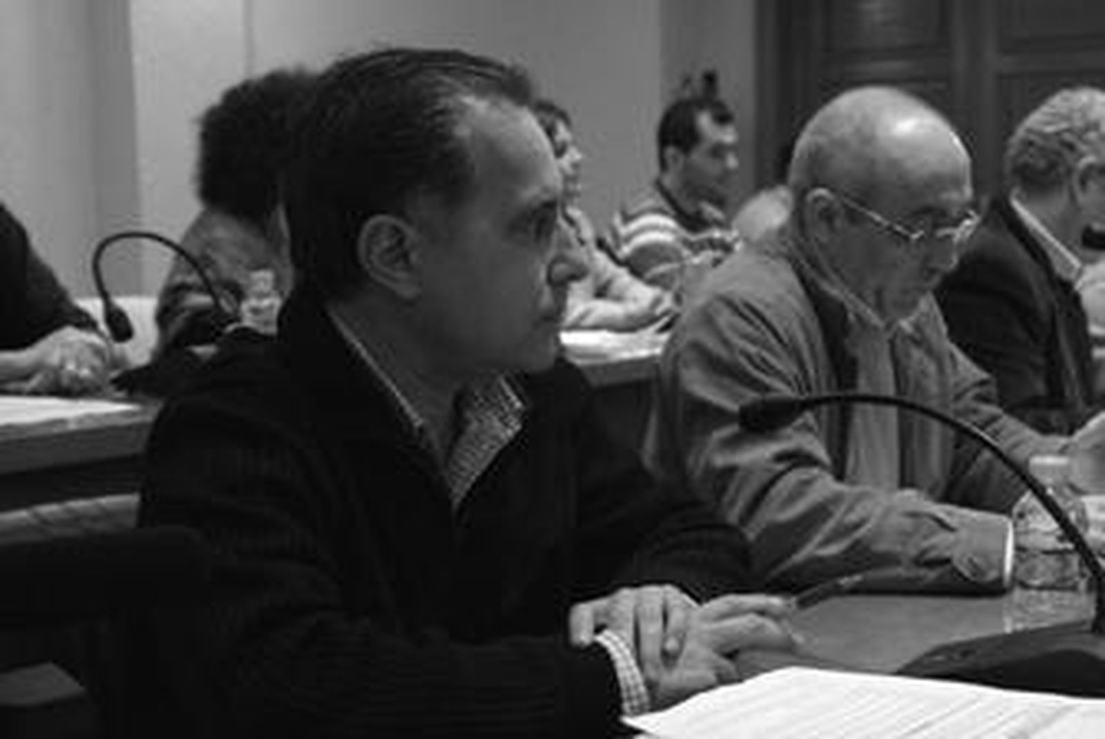 El portavoz de IU, José Tocón, junto al edil del PSOE, Antonio Rodríguez, en un pleno.