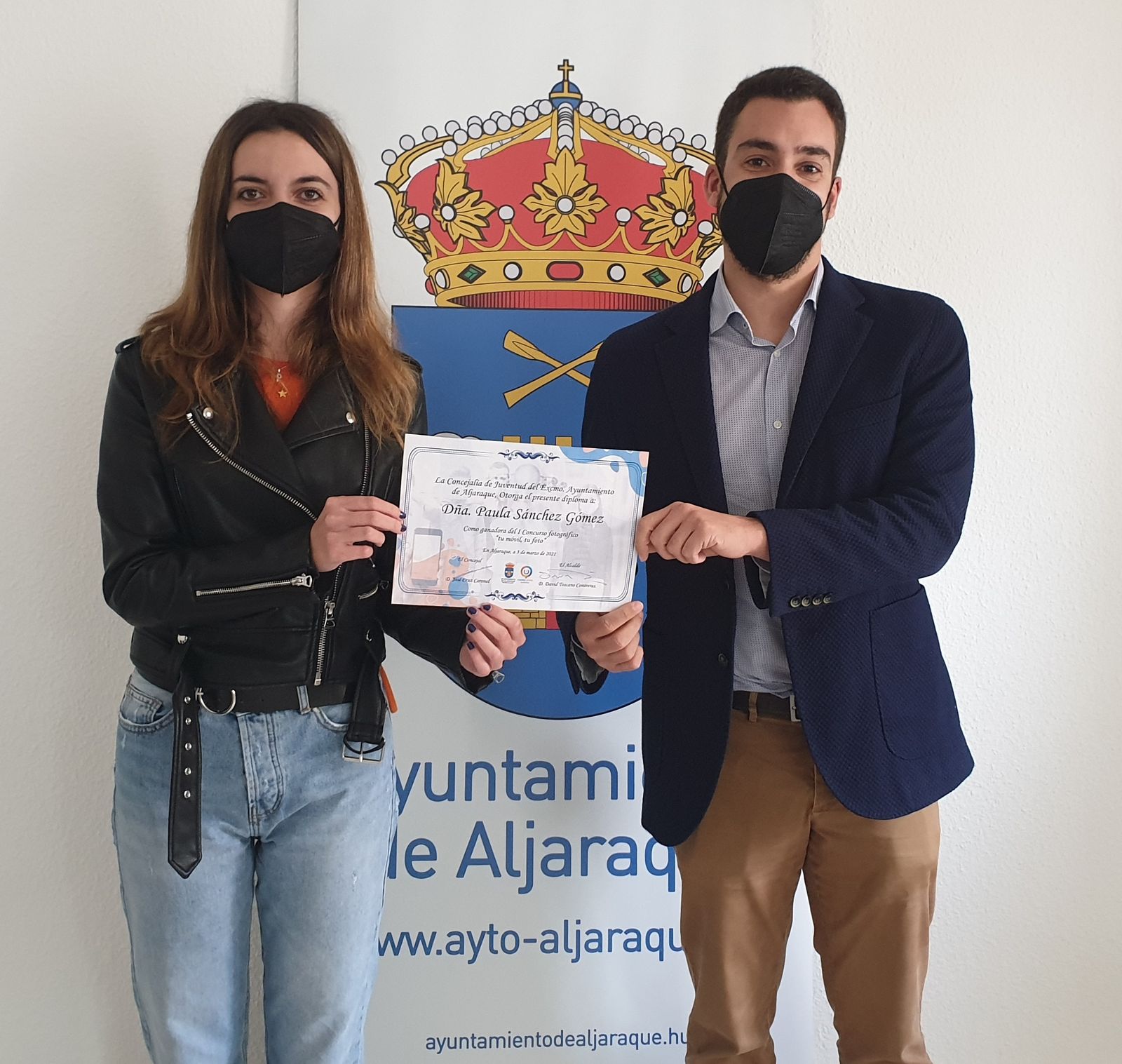 La ganadora Paula Sánchez junto al concejal de Juventud, José Cruz