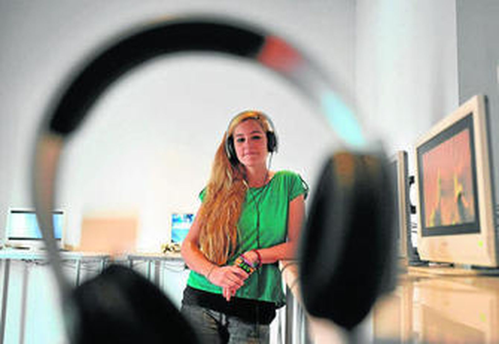 Mariana Hormaechea Godoy (Santurce, Vizcaya, 1983) en la sala de vídeo del Cicus.