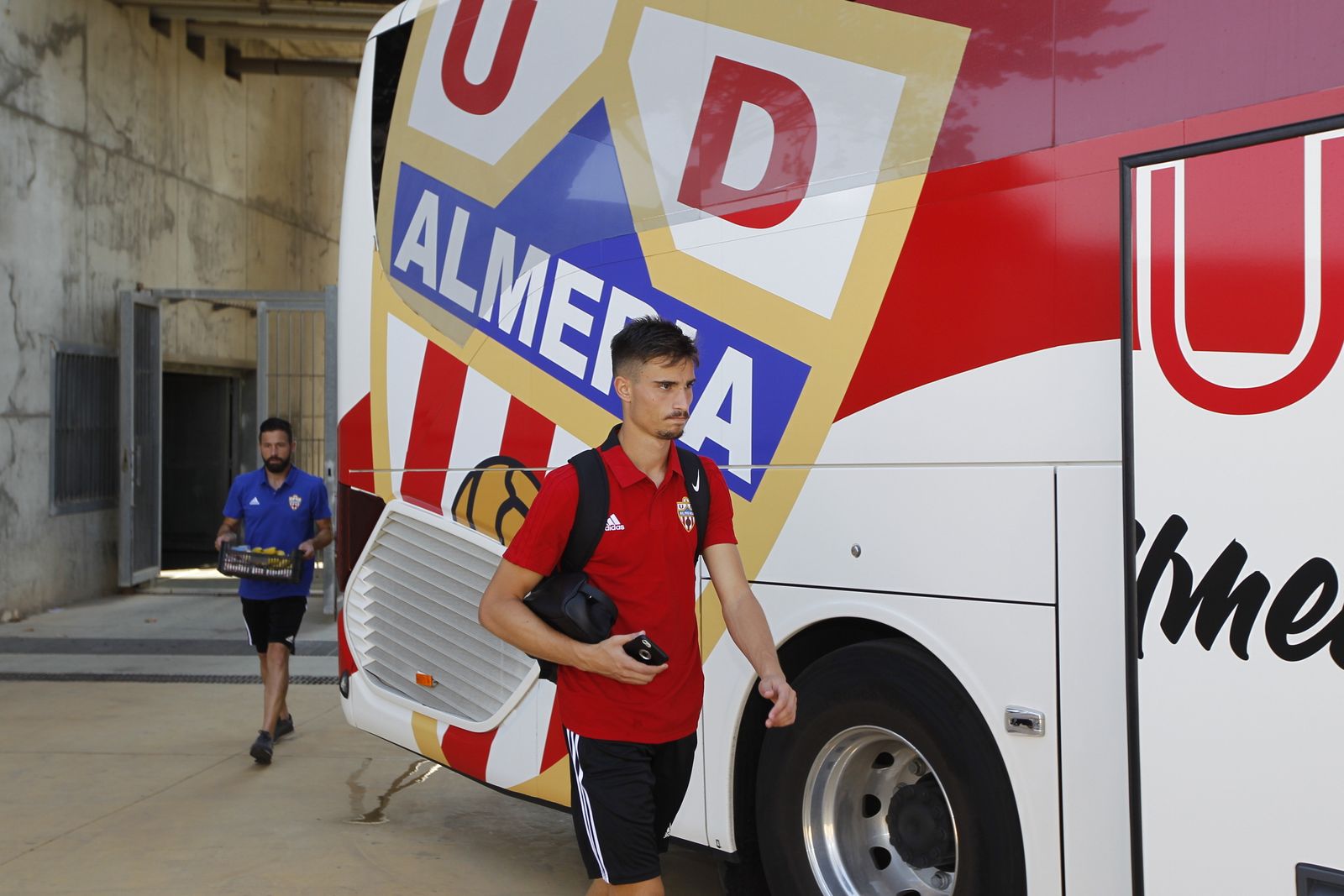 Fotogalería salida jugadores U.D. Almería con destino San Pedro del Pinatar