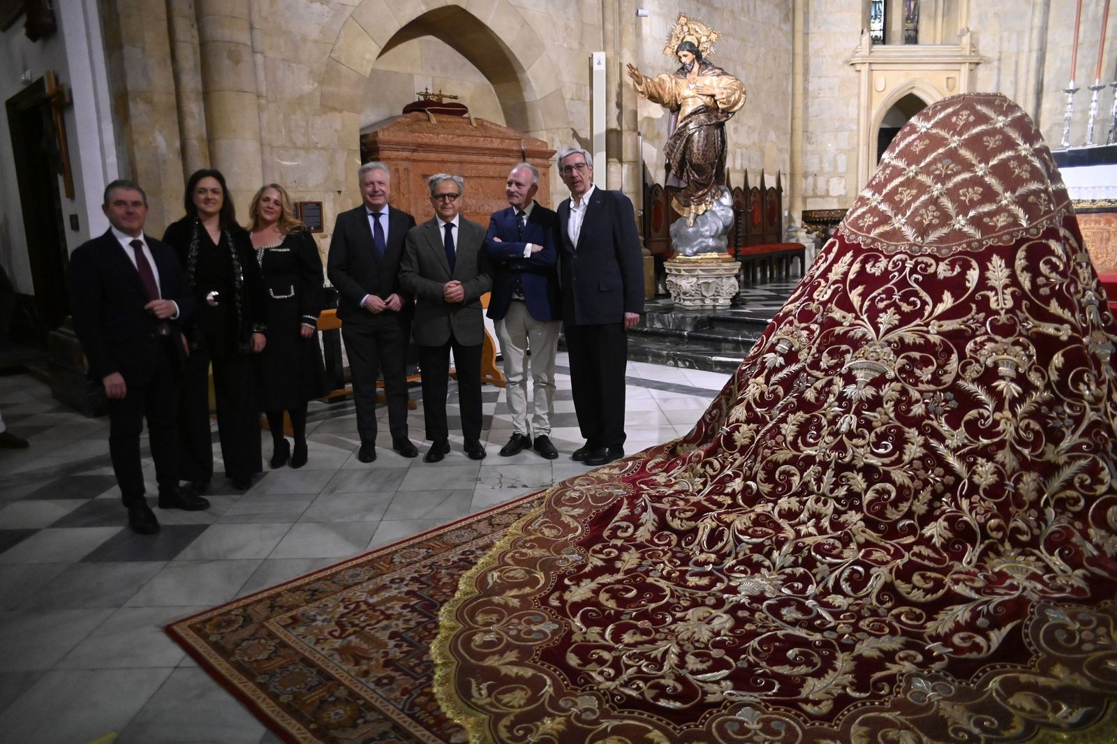 Las fotos de la presentación del manto de la Reina de los Mártires de Córdoba tras su restauración