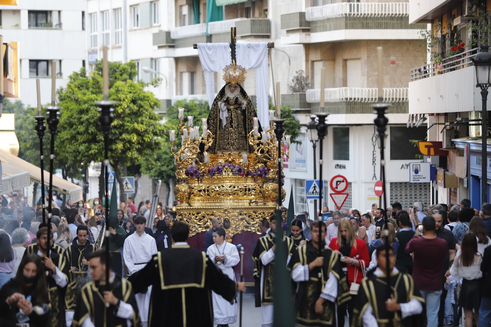 La Hermandad de la Soledad recorre las calles de Huelva en el Viernes Santo