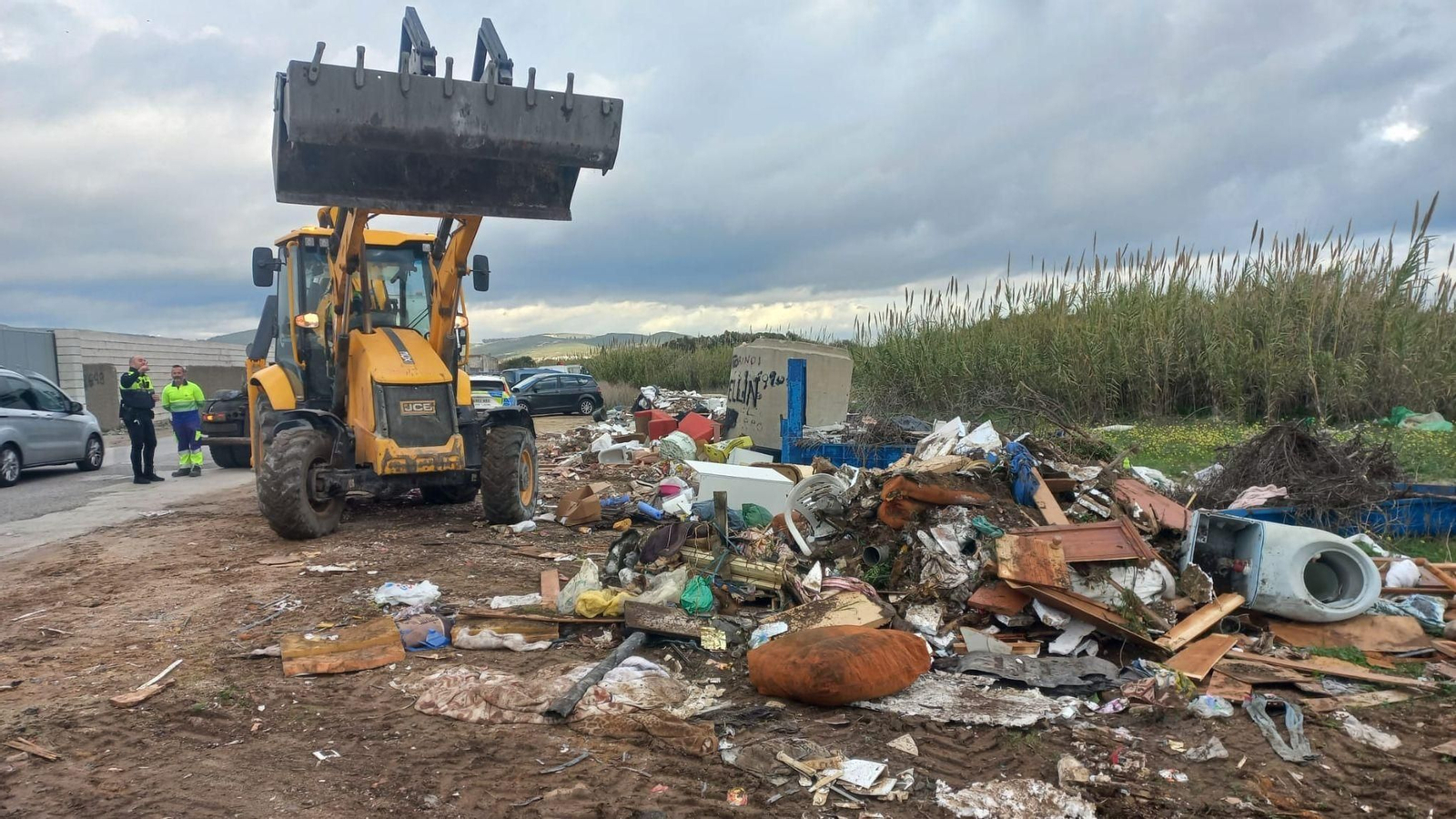 Labores de limpieza con maquinaria pesada en La Línea.