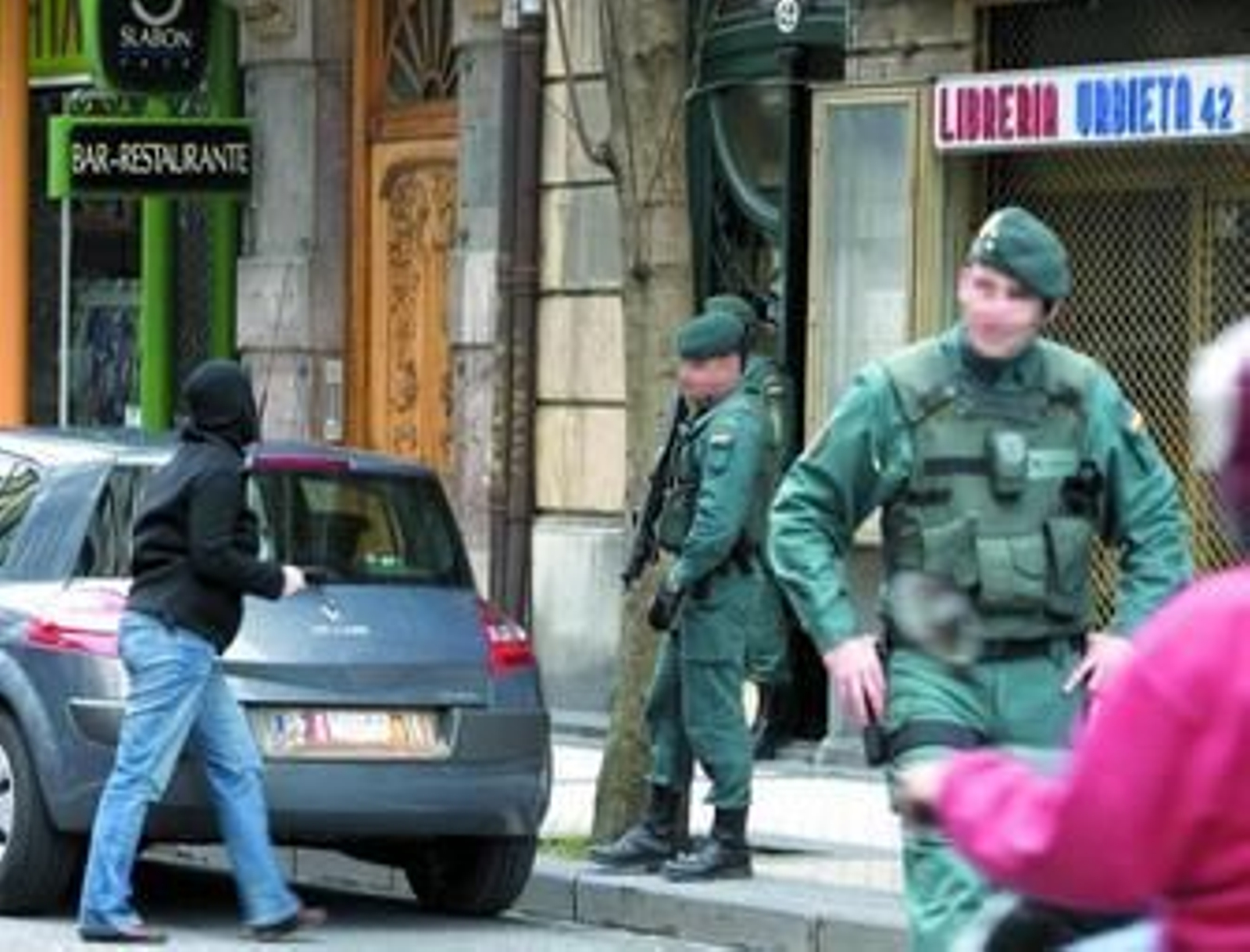 La Guardia Civil registra recientemente un local vinculado a ETA en el País Vasco.