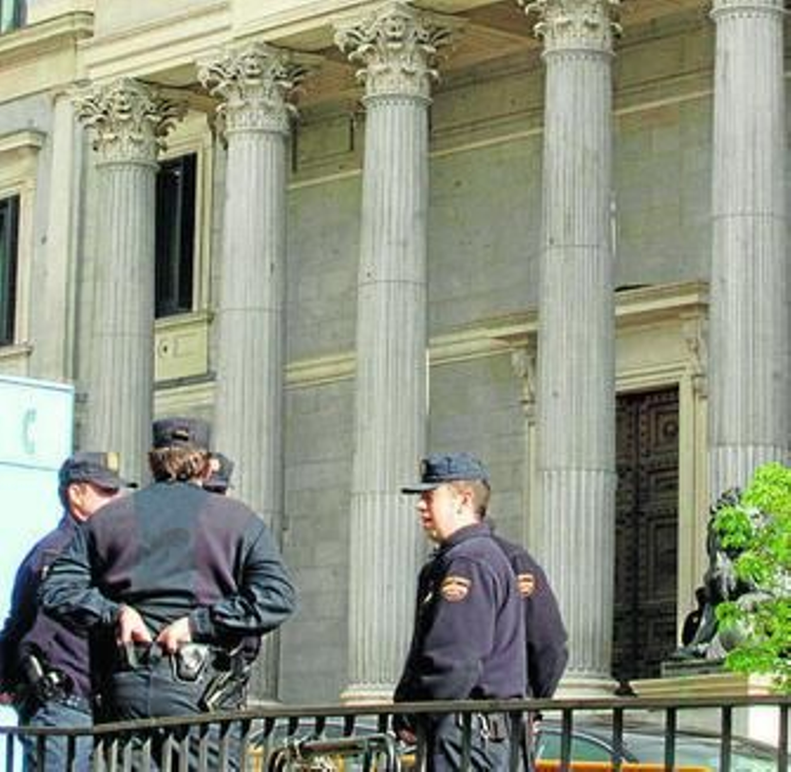 Varios policías vigilan la entrada del Congreso. Varios policías vigilan la entrada del Congreso.