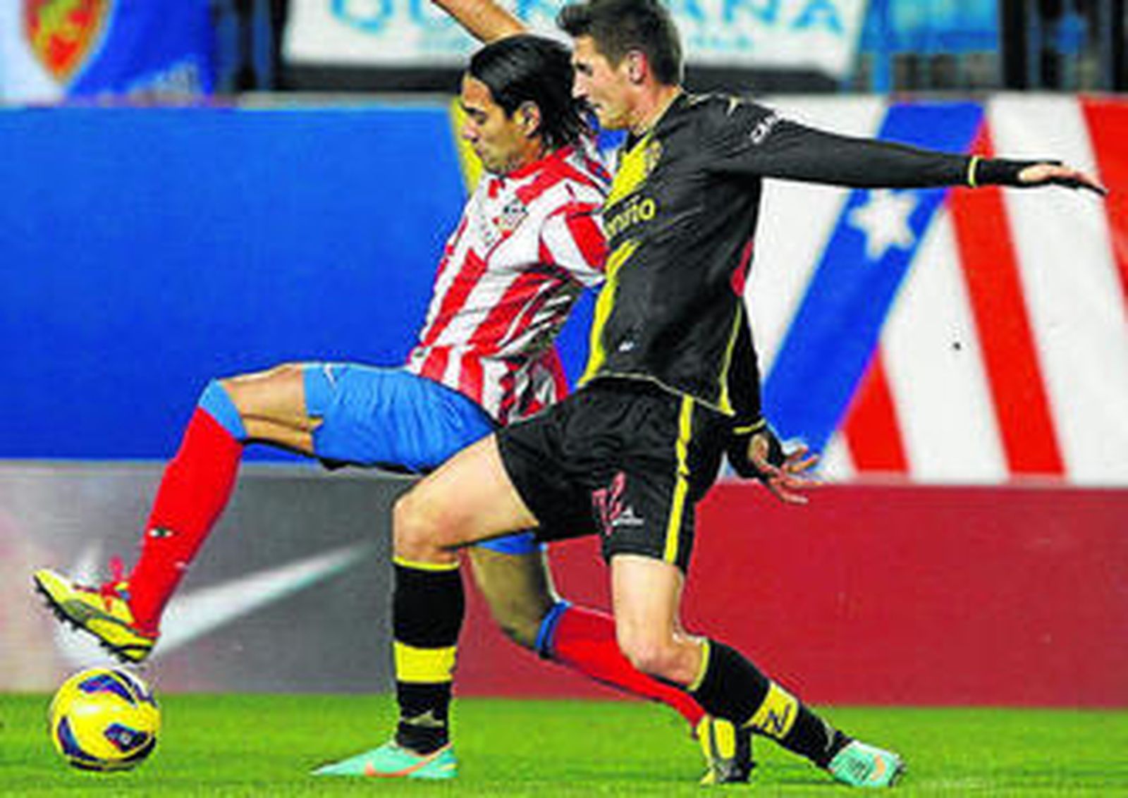 El colombiano Falcao protege la pelota ante Pinter.