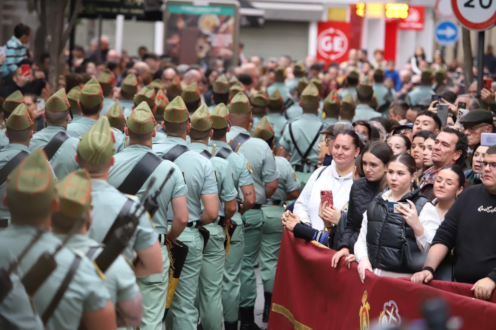 El público sigue el desfile de la Legión en Algeciras.