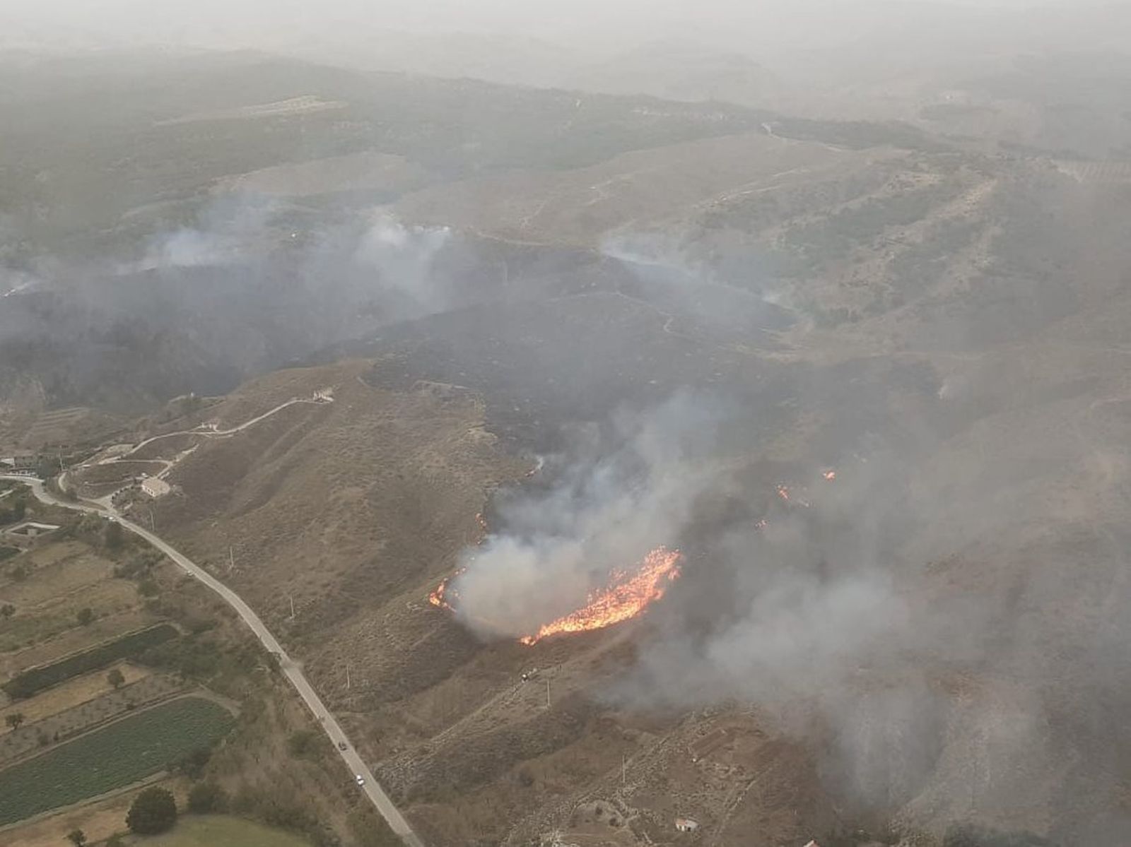 Estabilizado el fuego de Caniles donde el Infoca trabaja por tierra y aire