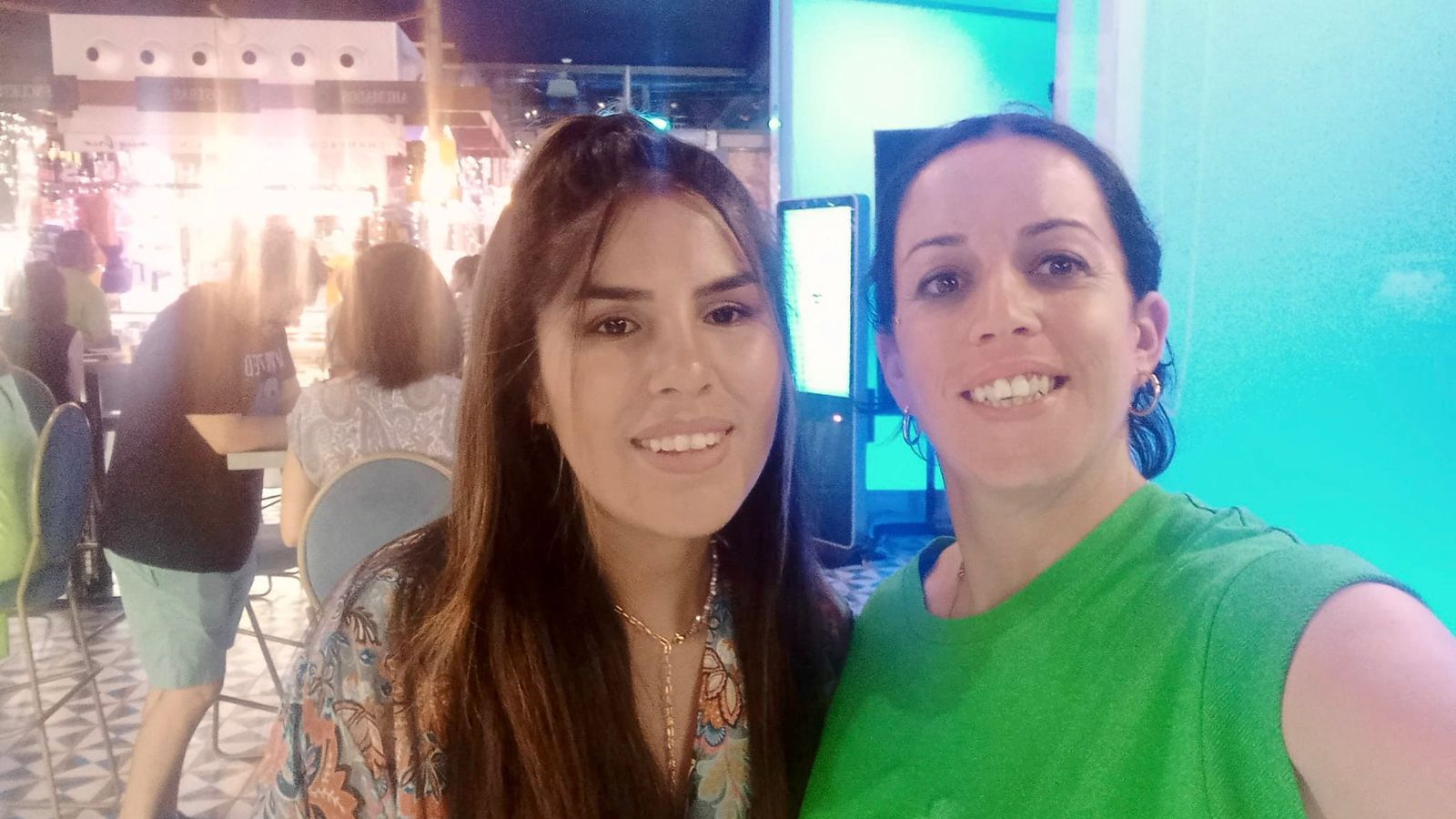 Isa Pantoja posó con Aurora, del puesto Arrocería y Pulpería de Mercado Victoria