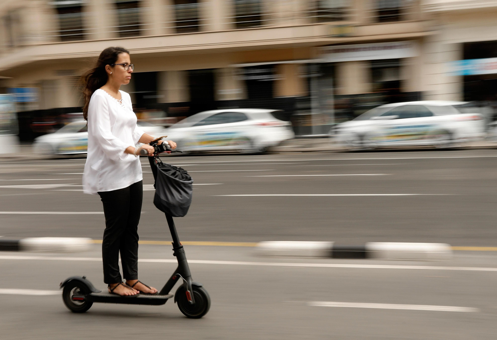 Una joven con un patinete eléctrico.