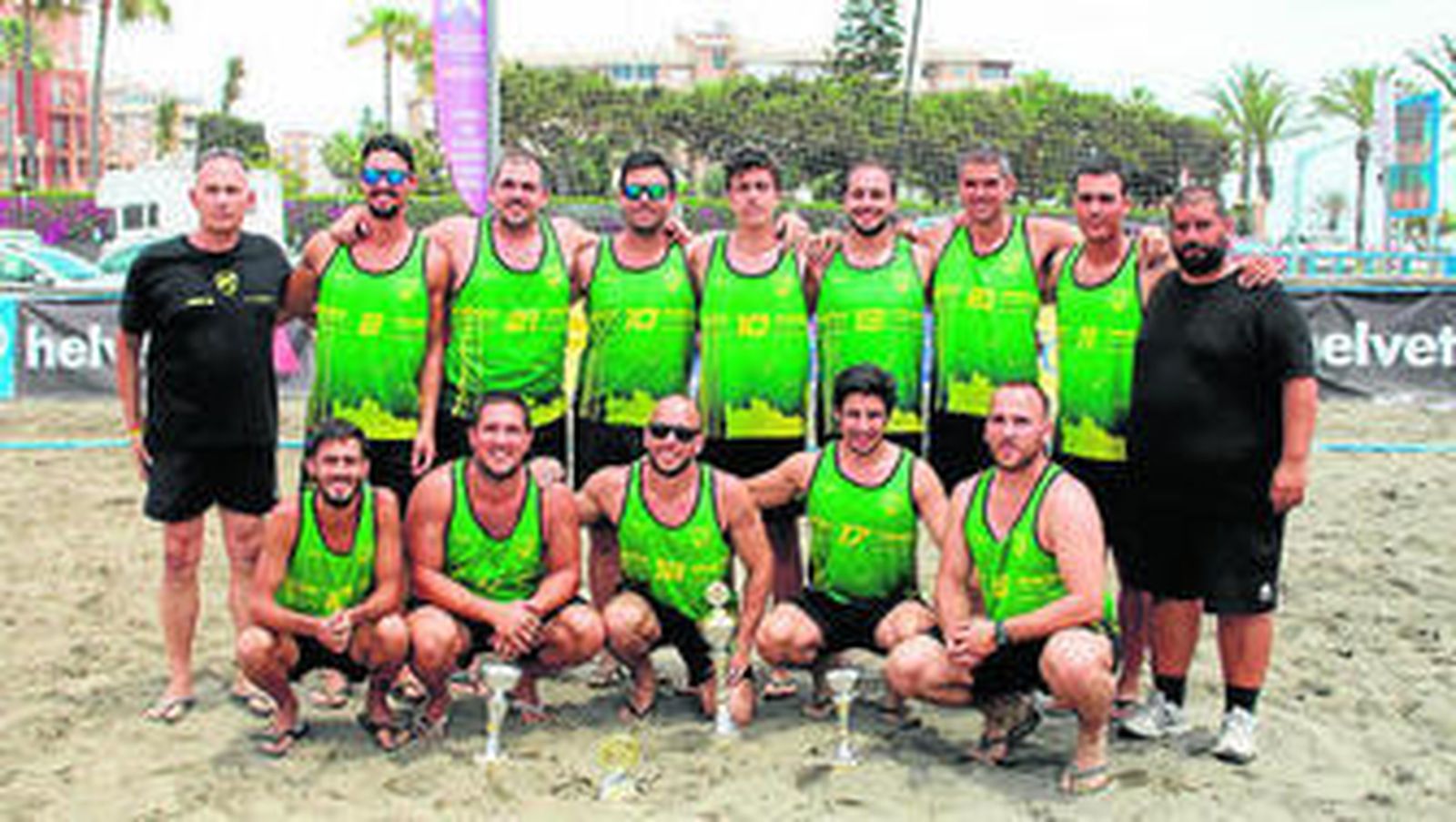 El equipo gaditano posa con los trofeos conquistados en la arena malagueña.