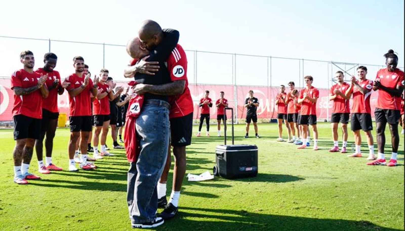 Marcao y Pam, su mujer tratada de cáncer, se abrazan mientras la plantilla aplaude.
