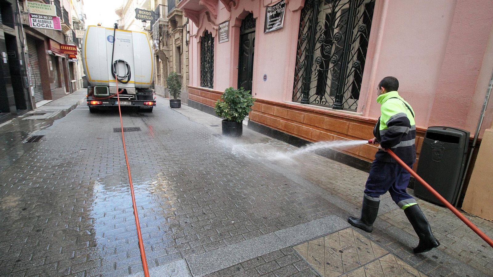 Limpieza de las calles con agua a presión.