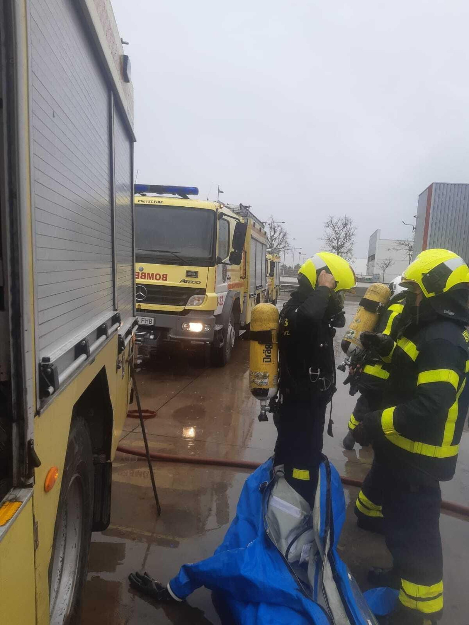 Efectivos de Bomberos de Jerez, en el Parque Tecnológico y Agroalimentario. /  @BomberosCBPC