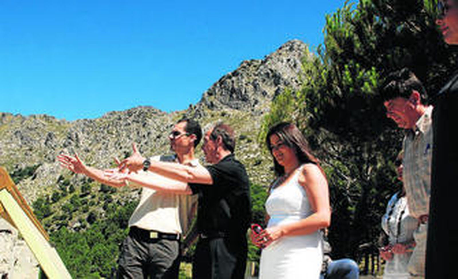 Díaz Trillo contempla el Salto del Cabrero desde el mirador del Puerto del Boyar, en Grazalema, en compañía de la alcaldesa María José Lara.