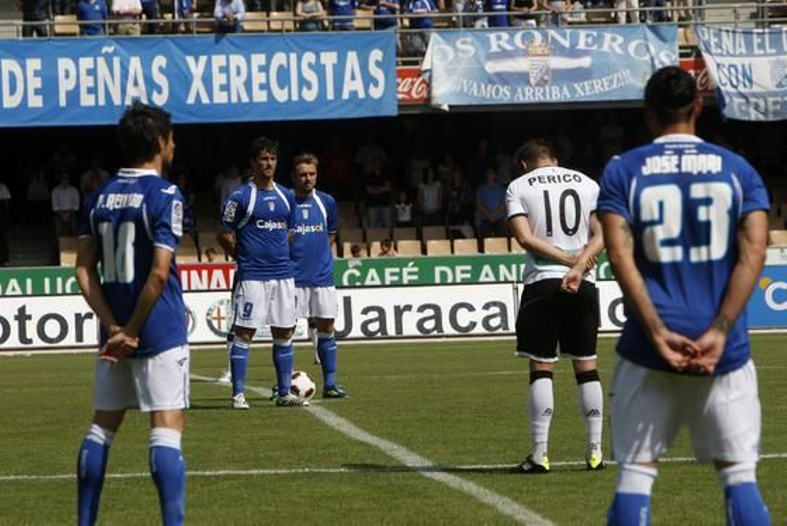 Los equipos guardaron un minuto de silencio en homenaje a los fallecidos en Lorca

Foto: Juan Carlos Toro