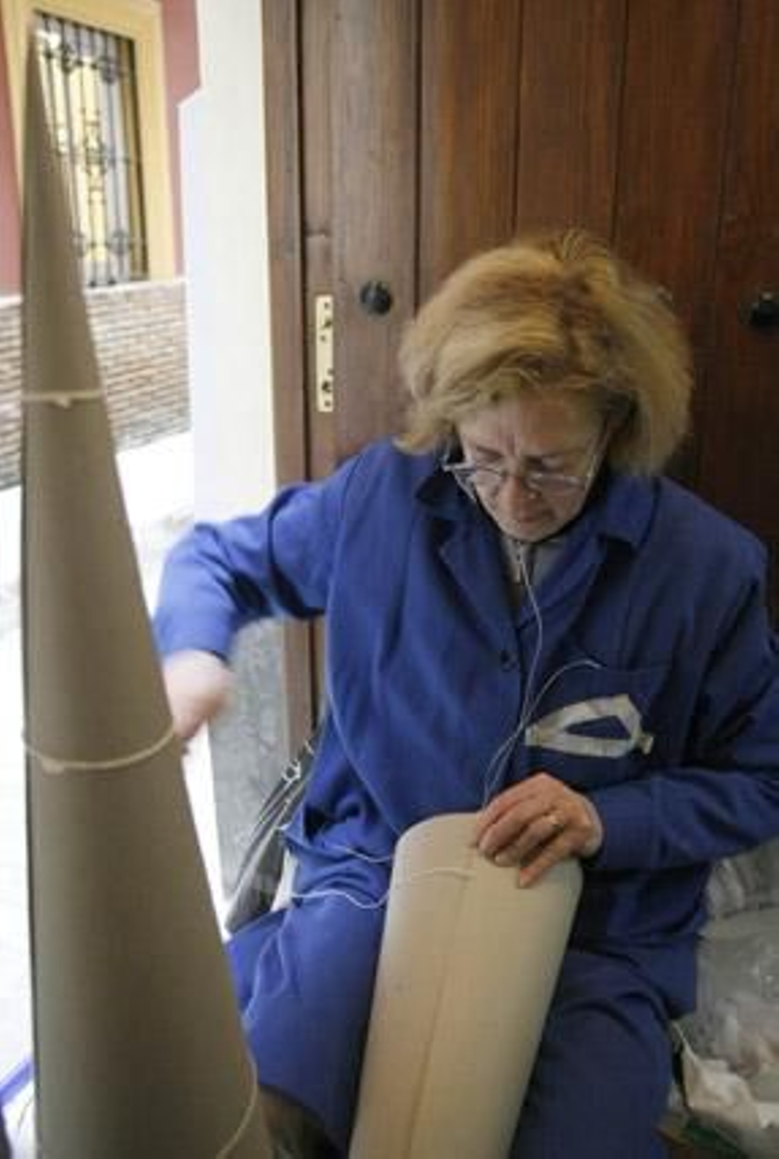 En primer lugar, se forma un cono de cartón. 

Foto: Fco. Lorca