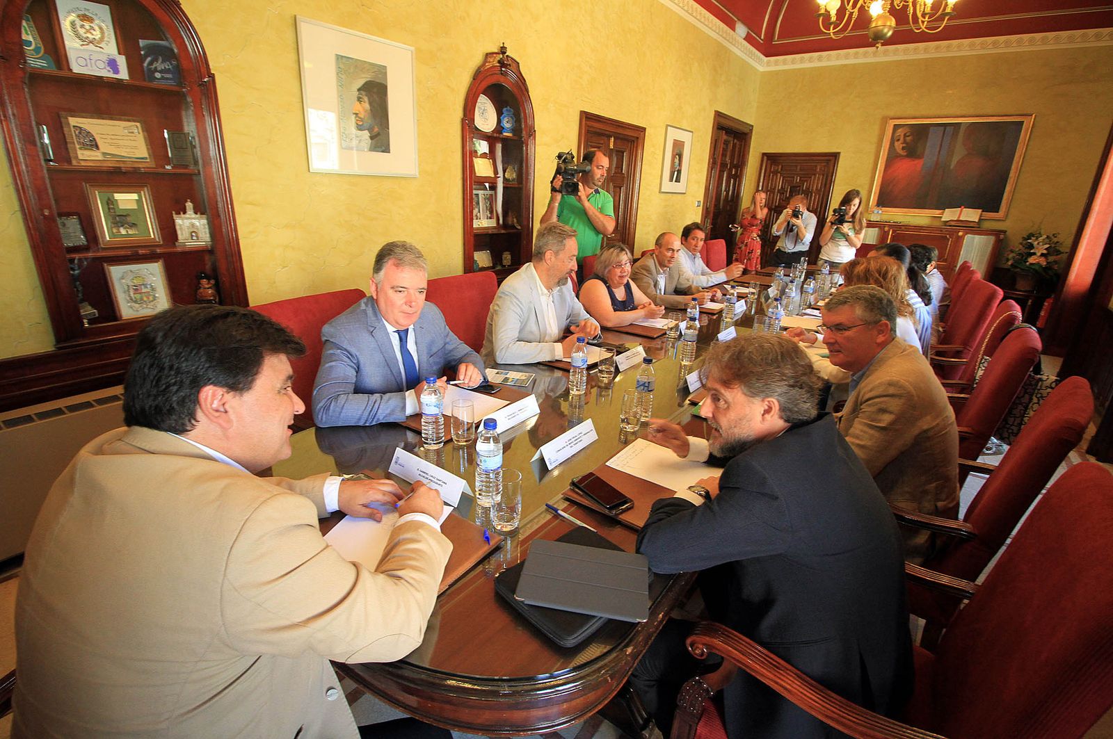 Un momento de la reunión del consejero de Medio Ambiente, José Fiscal, con el alcalde de Huelva, Gabriel Cruz, los portavoces de los grupos municipales y los concejales no adscritos.