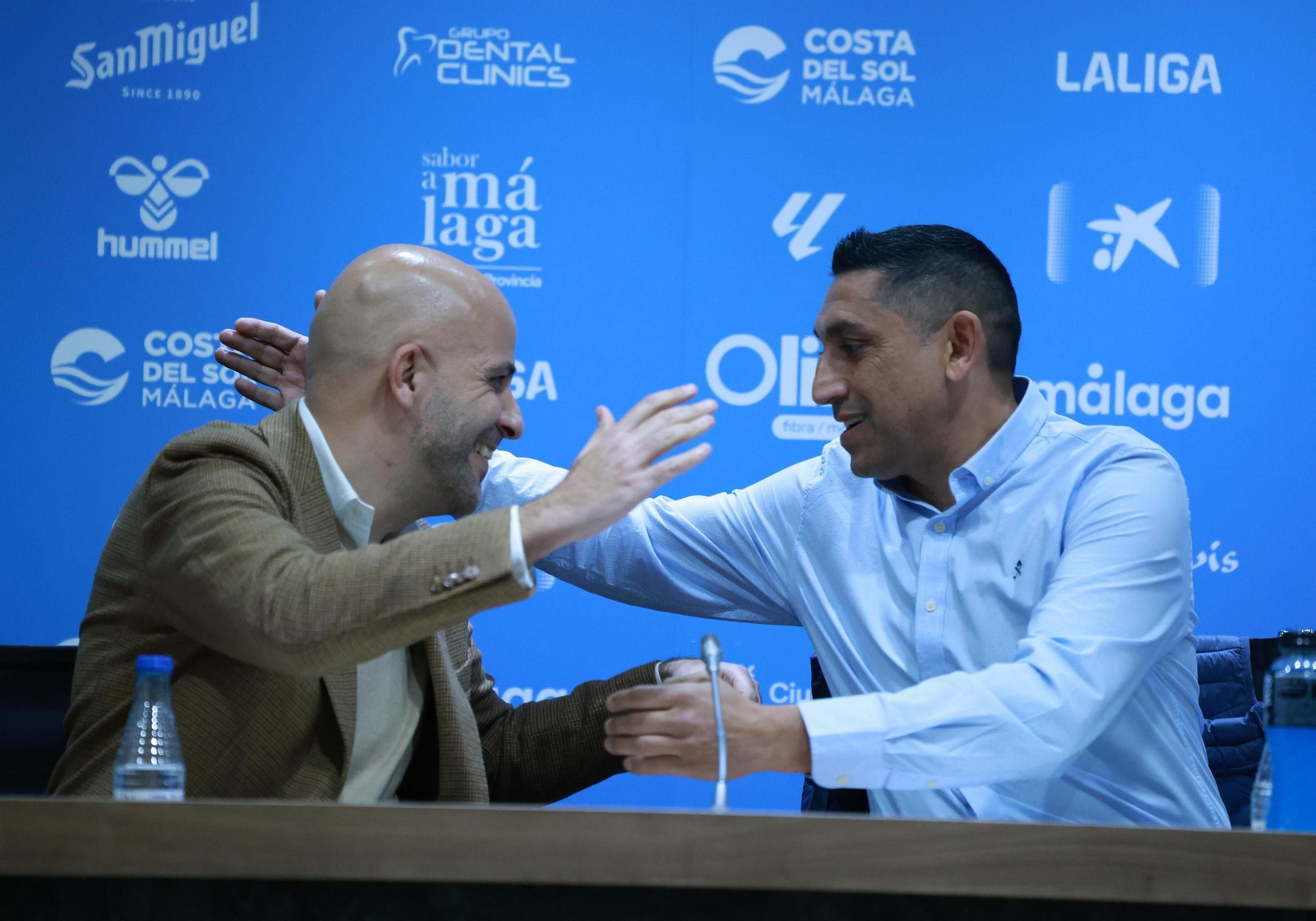 Basti: La presentación de su libro en La Rosaleda, en fotos