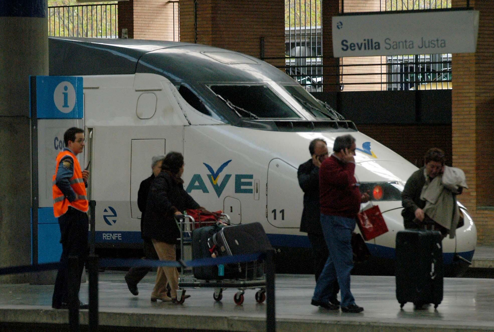 Viajeros en la estación de Santa Justa, Sevilla.