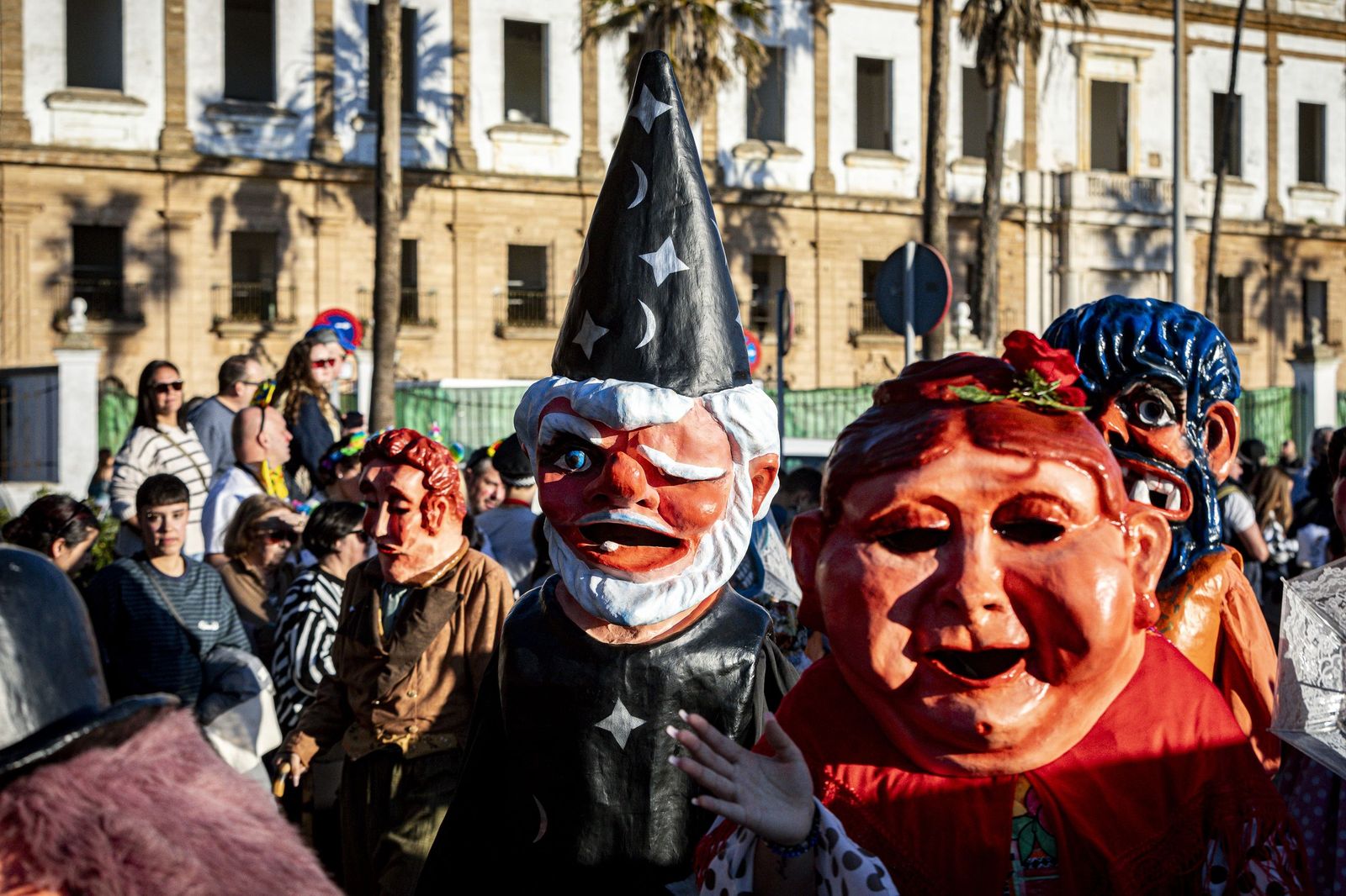 Las mejores imágenes de la Cabalgata del Humor del Carnaval de Cádiz 2026