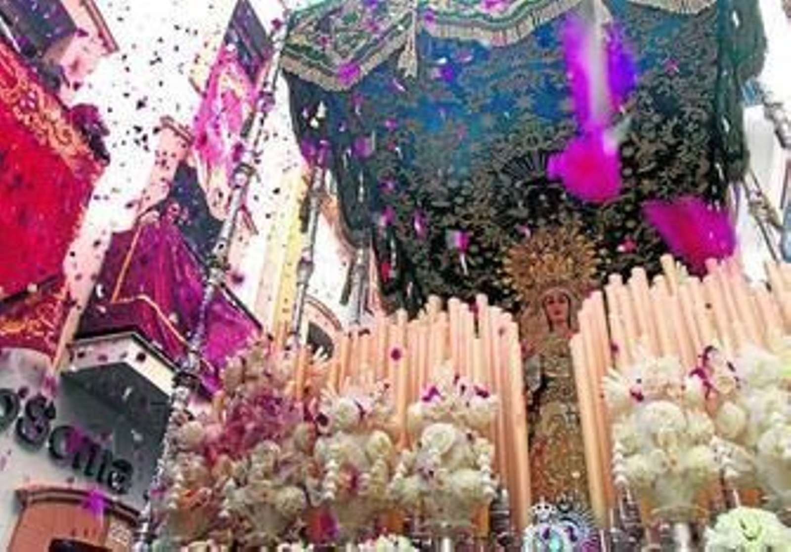 Petalada sobre el paso de palio de la Esperanza Coronada nada más salir de su templo en la calle homónima.