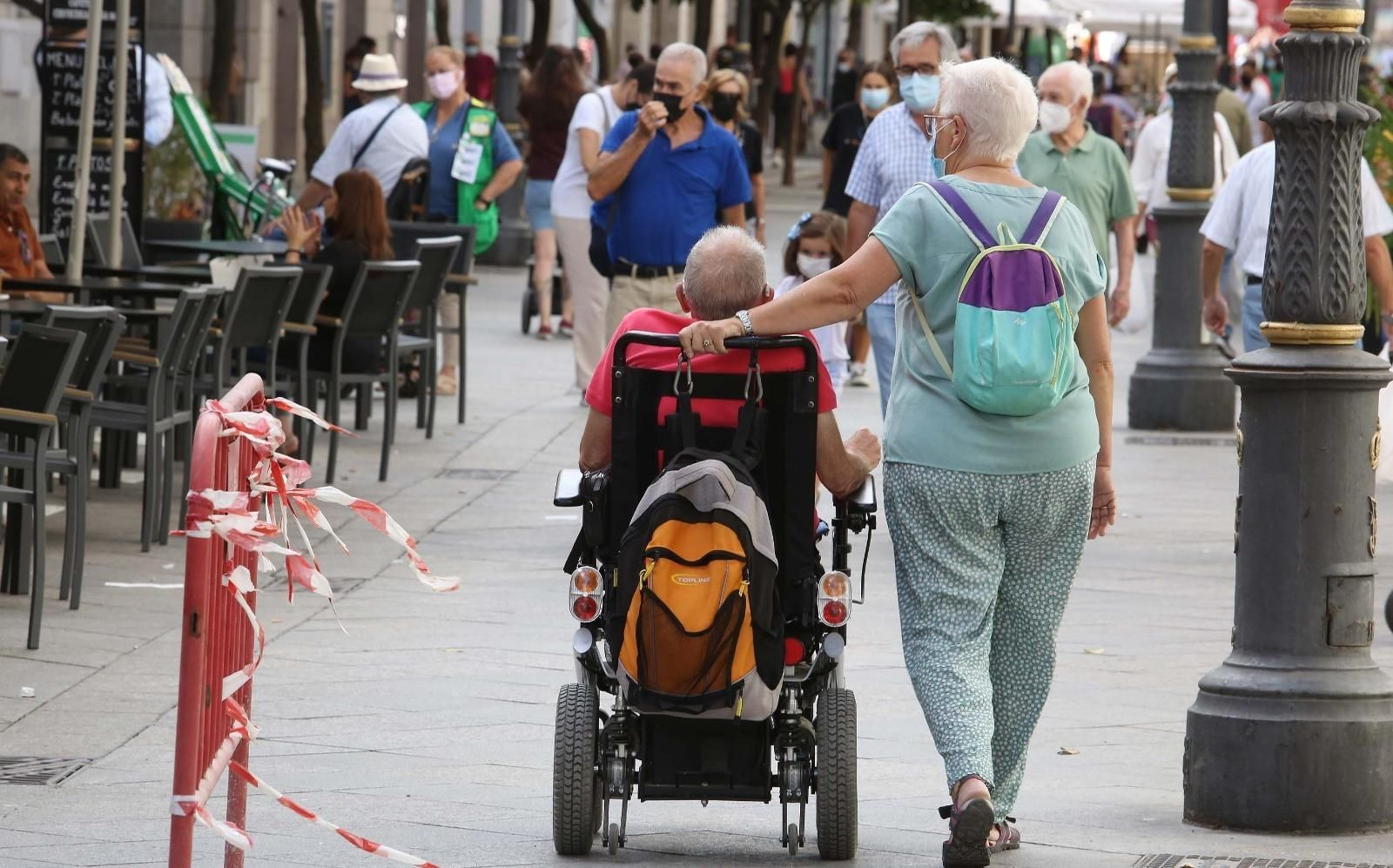 La calle Larga con numerosos jerezanos de paseo con la mascarilla puesta.