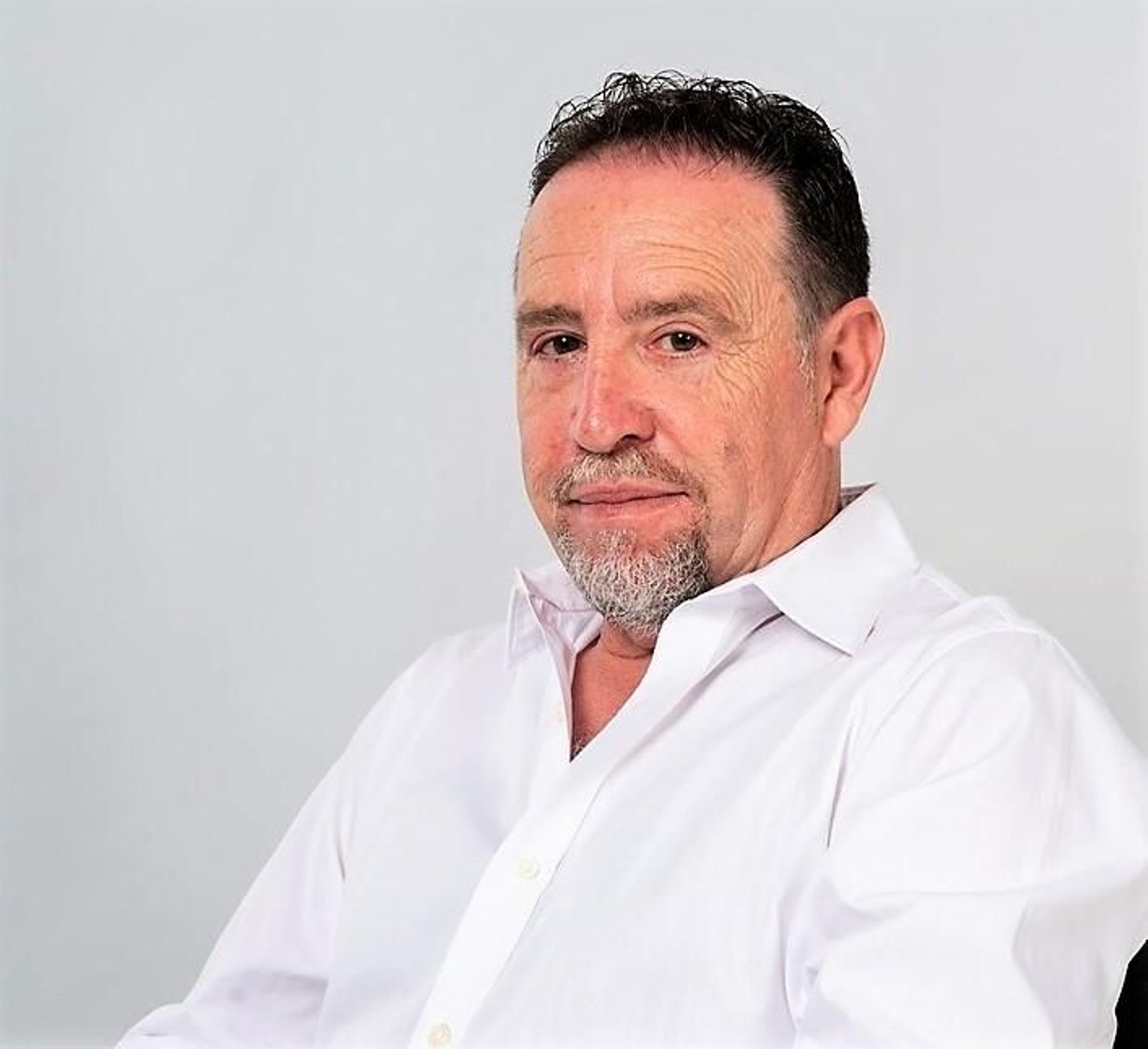 Frank J. Morales, autor de ‘El desertor de la Matrix y el Maestro del Lodo’.